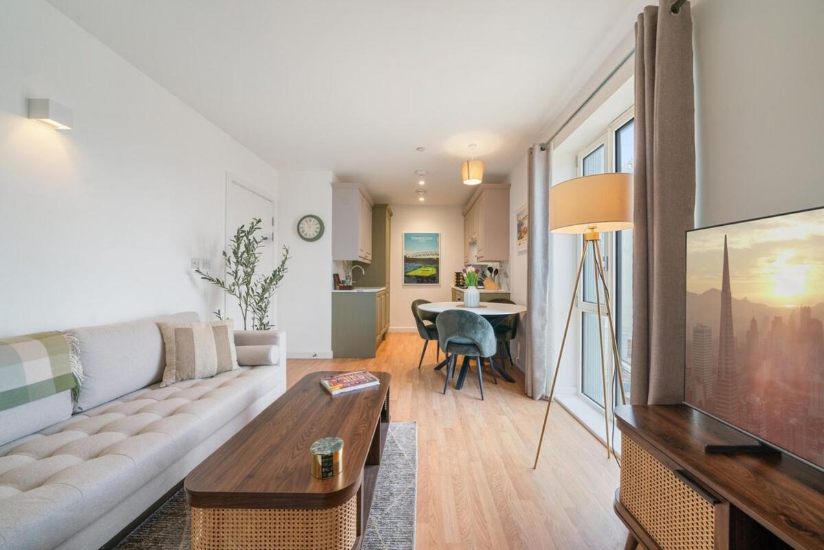 Modern And 1br Flat With Skyline View