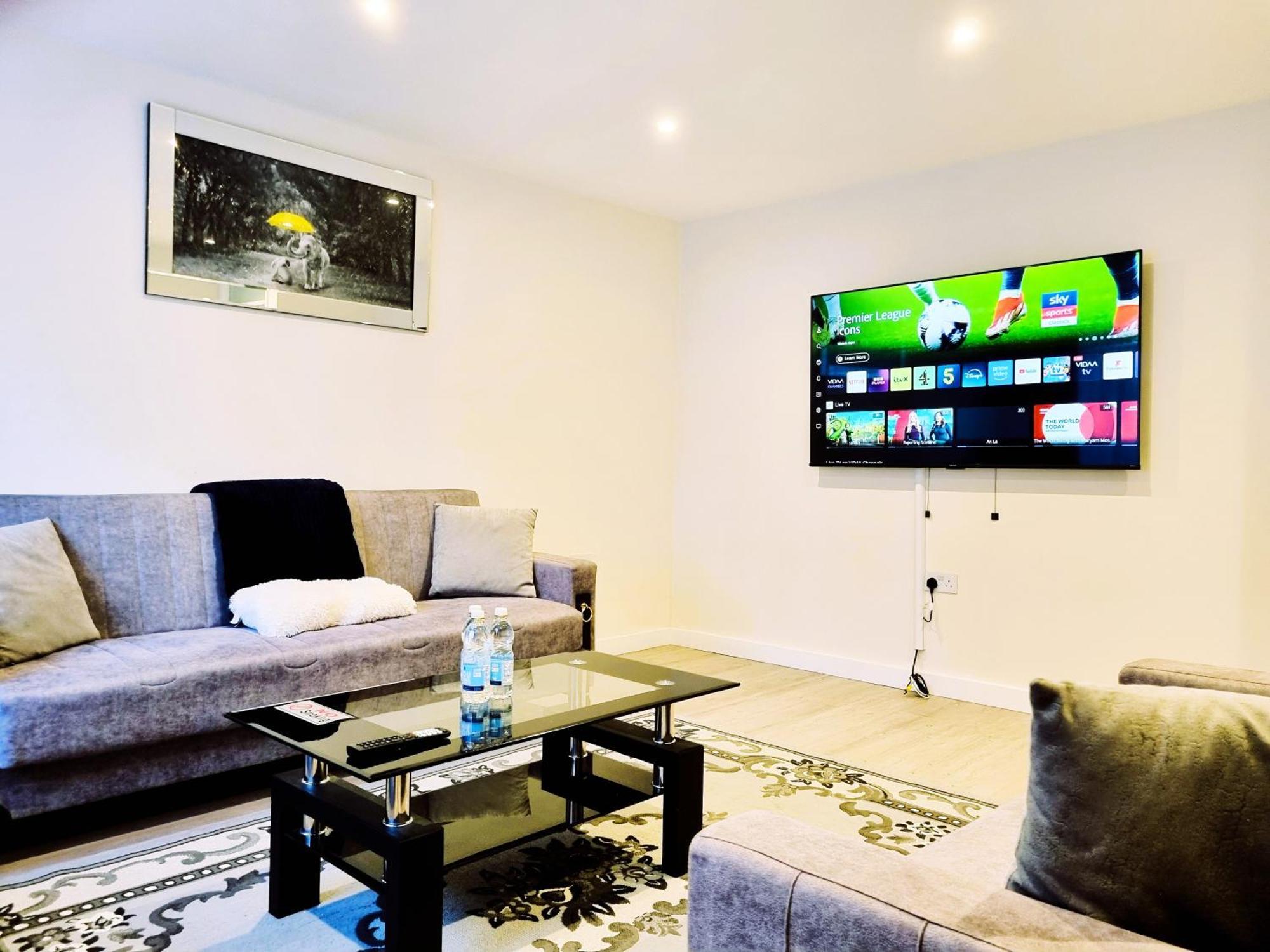 Holiday home 3bed 2bath House-free Parking-hi Speed Wifi-garden-entire Home-2mins From Train Station