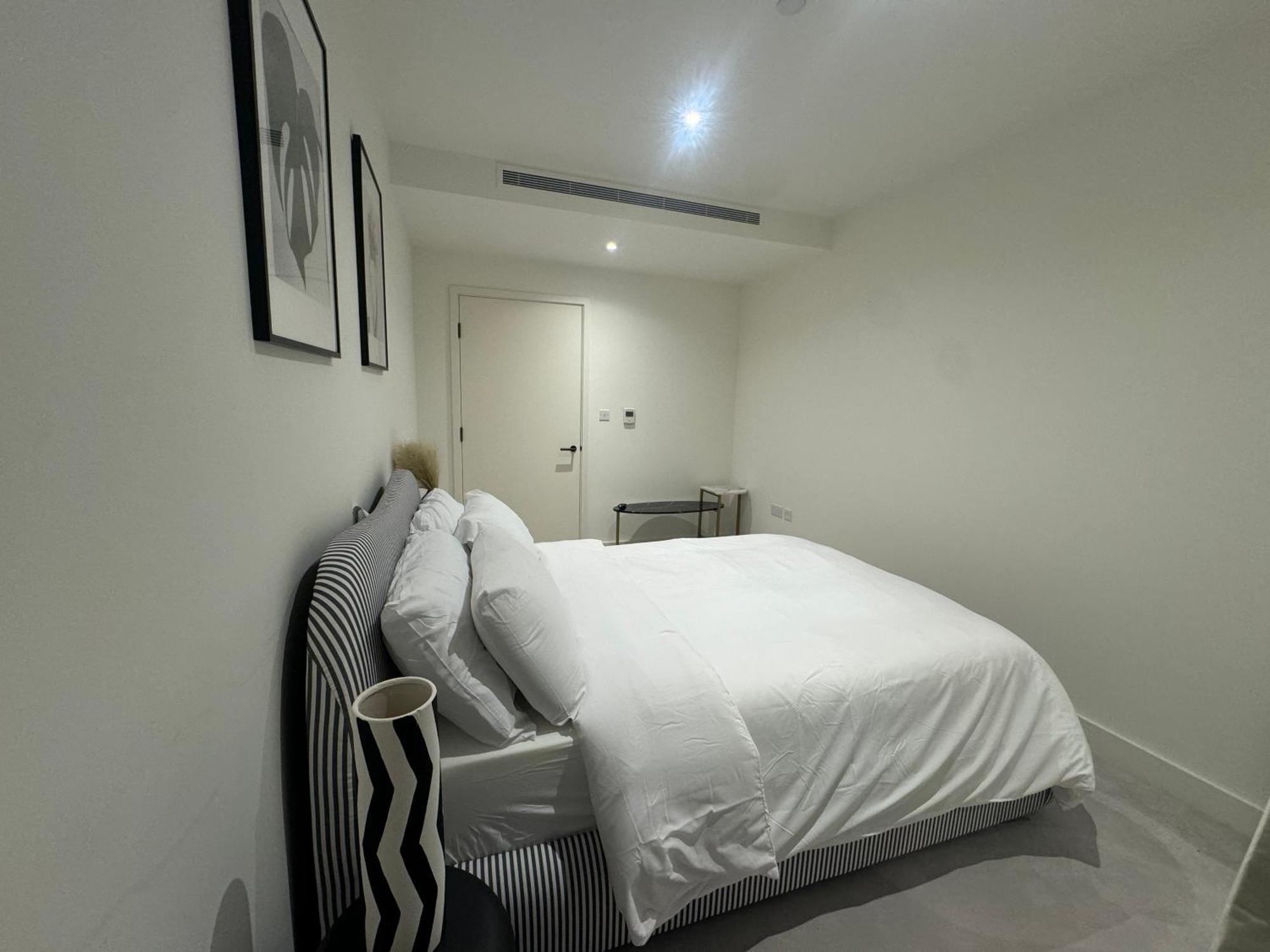 Waterside Near O2 Royal Dock With Parking And Ac London