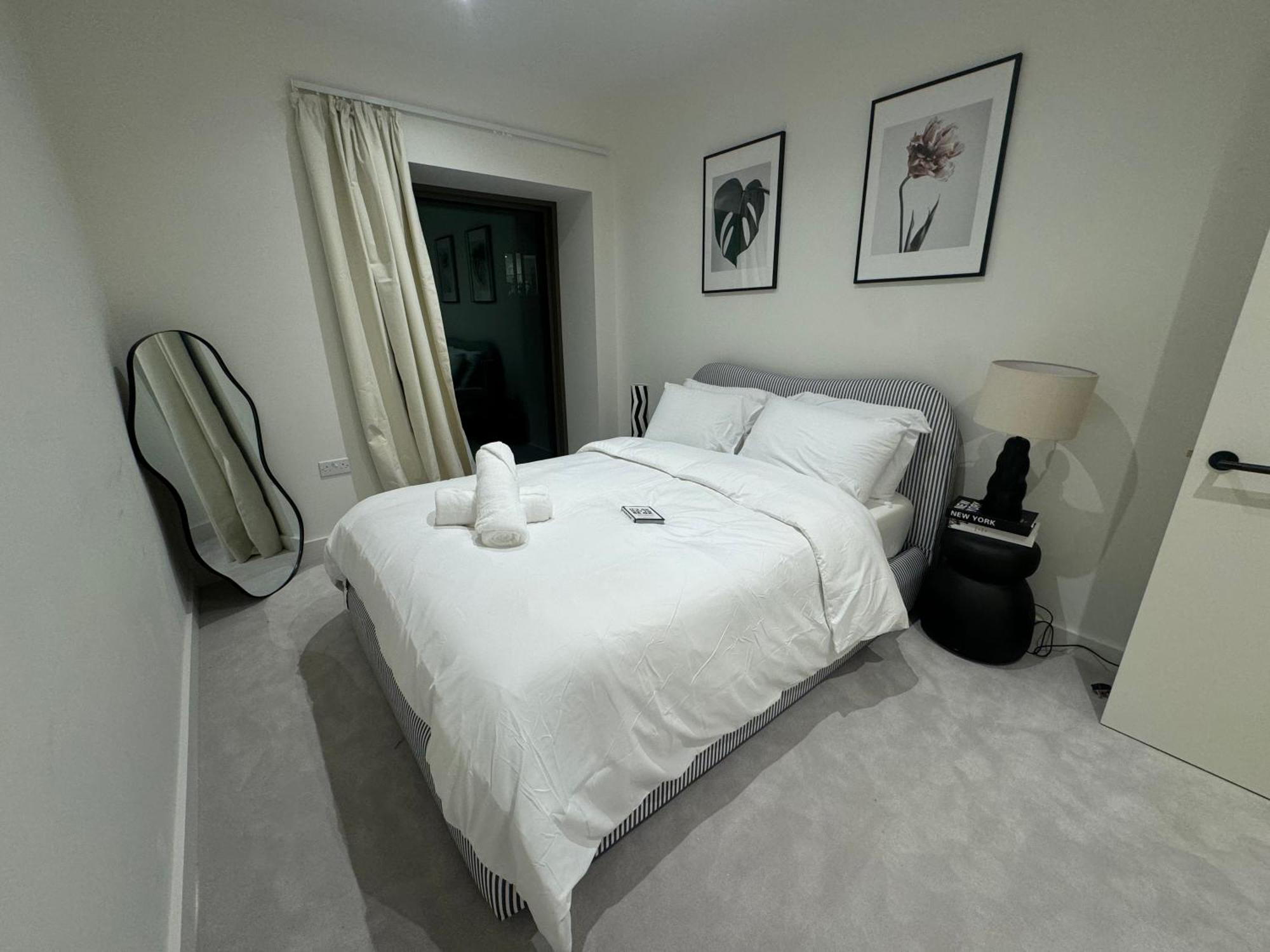 Waterside Near O2 Royal Dock With Parking And Ac London