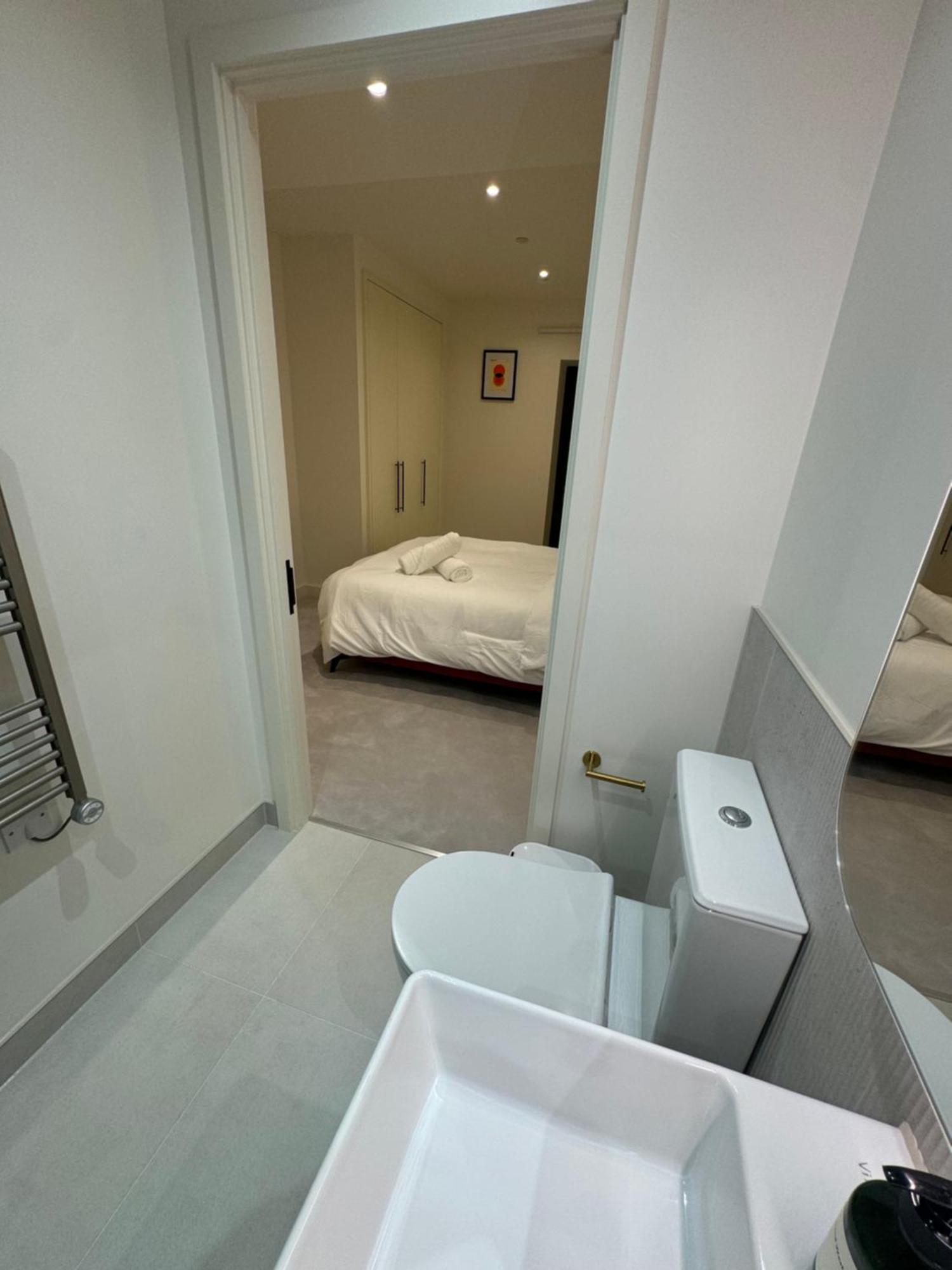 Waterside Near O2 Royal Dock With Parking And Ac Apartment London