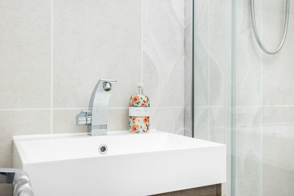Living 1br South Kensington Apartment