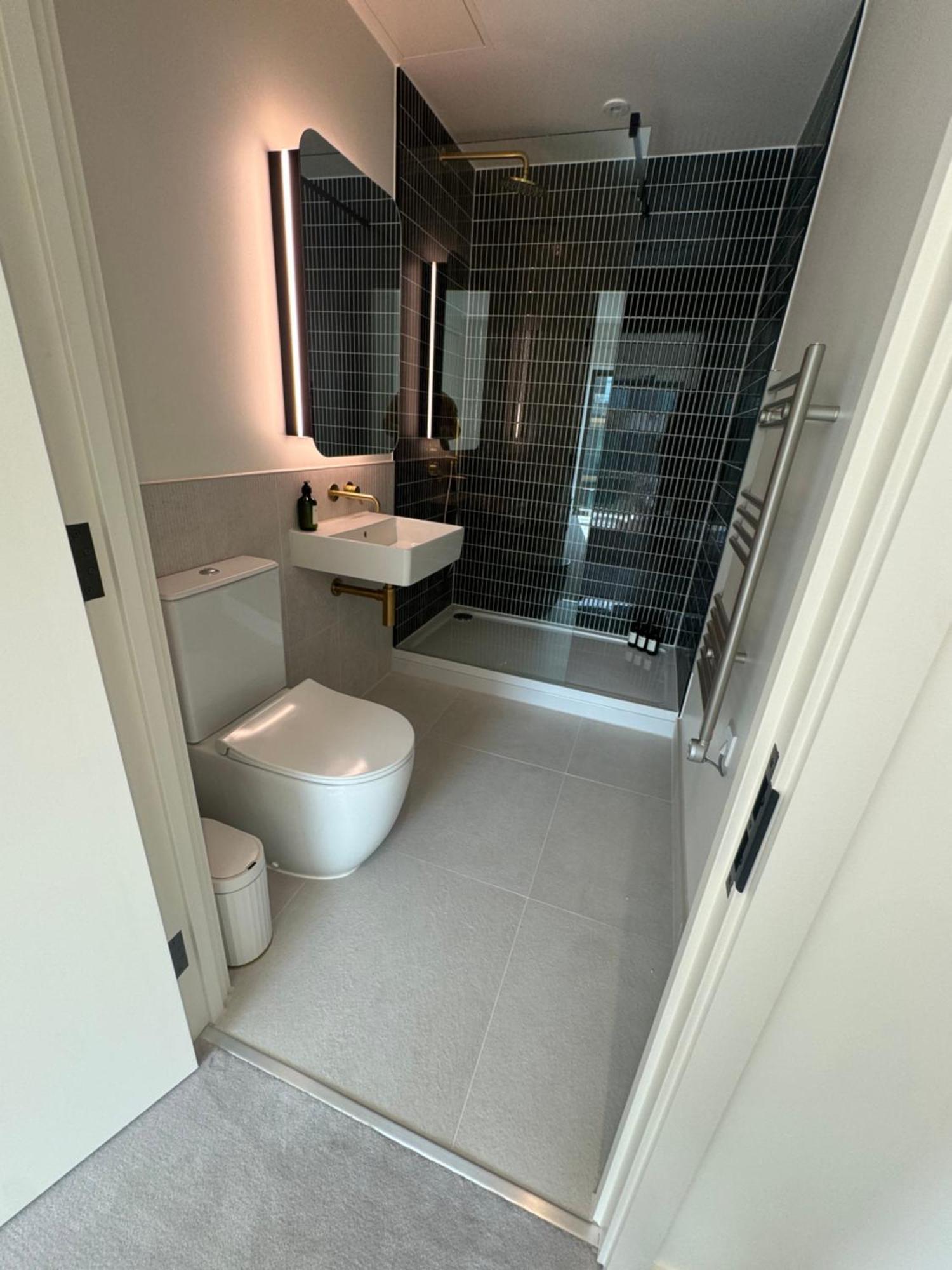 Waterside Near O2 Royal Dock With Parking And Ac Apartment *