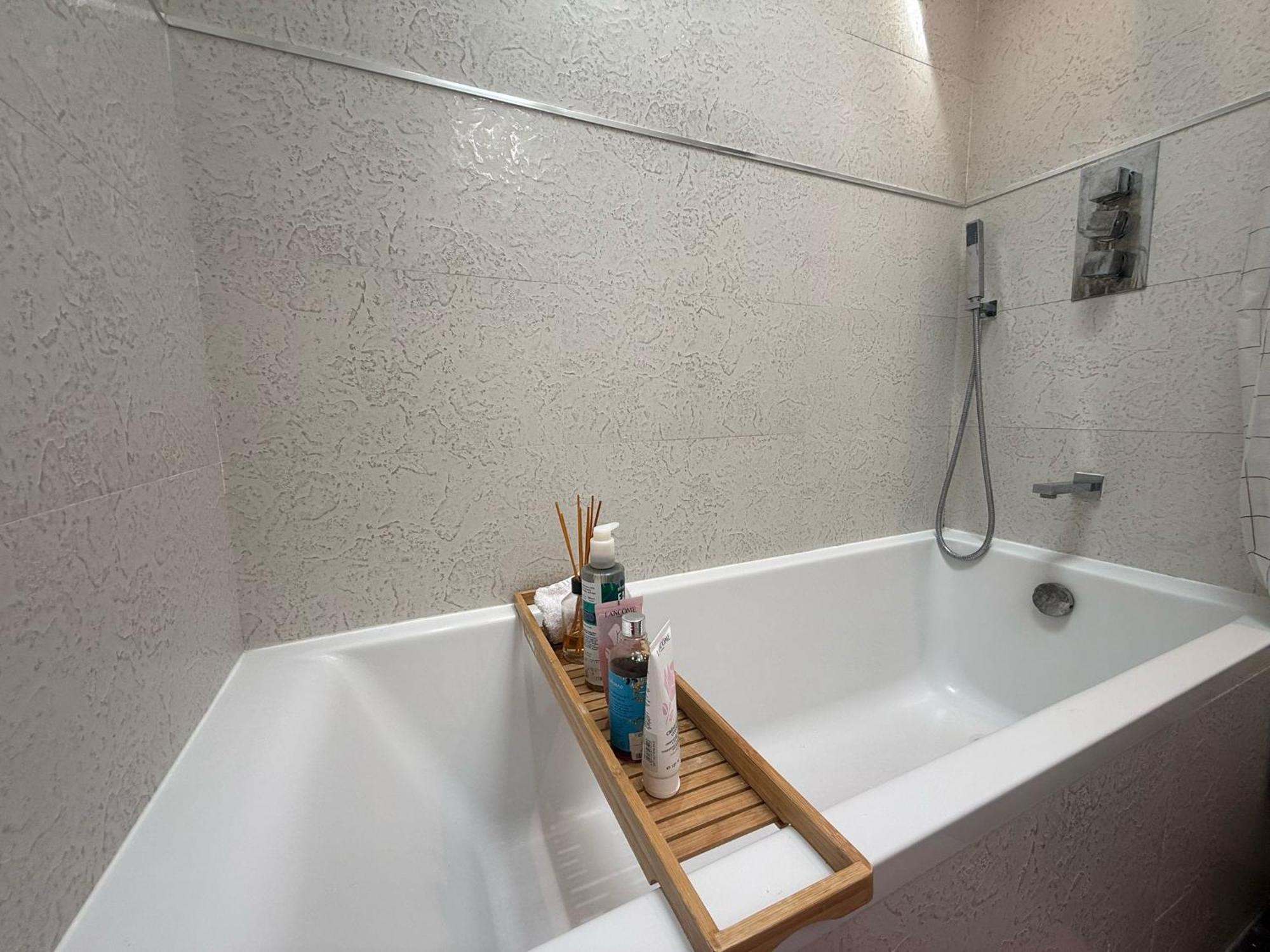 Apartment Large One Bedroom Near Kensington Gardens, Notting Hill London