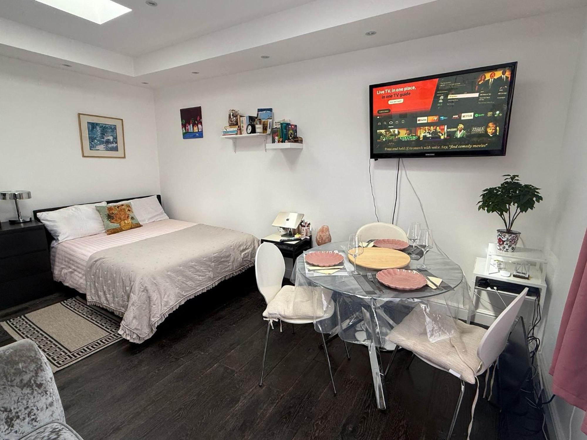 Large One Bedroom Near Kensington Gardens, Notting Hill