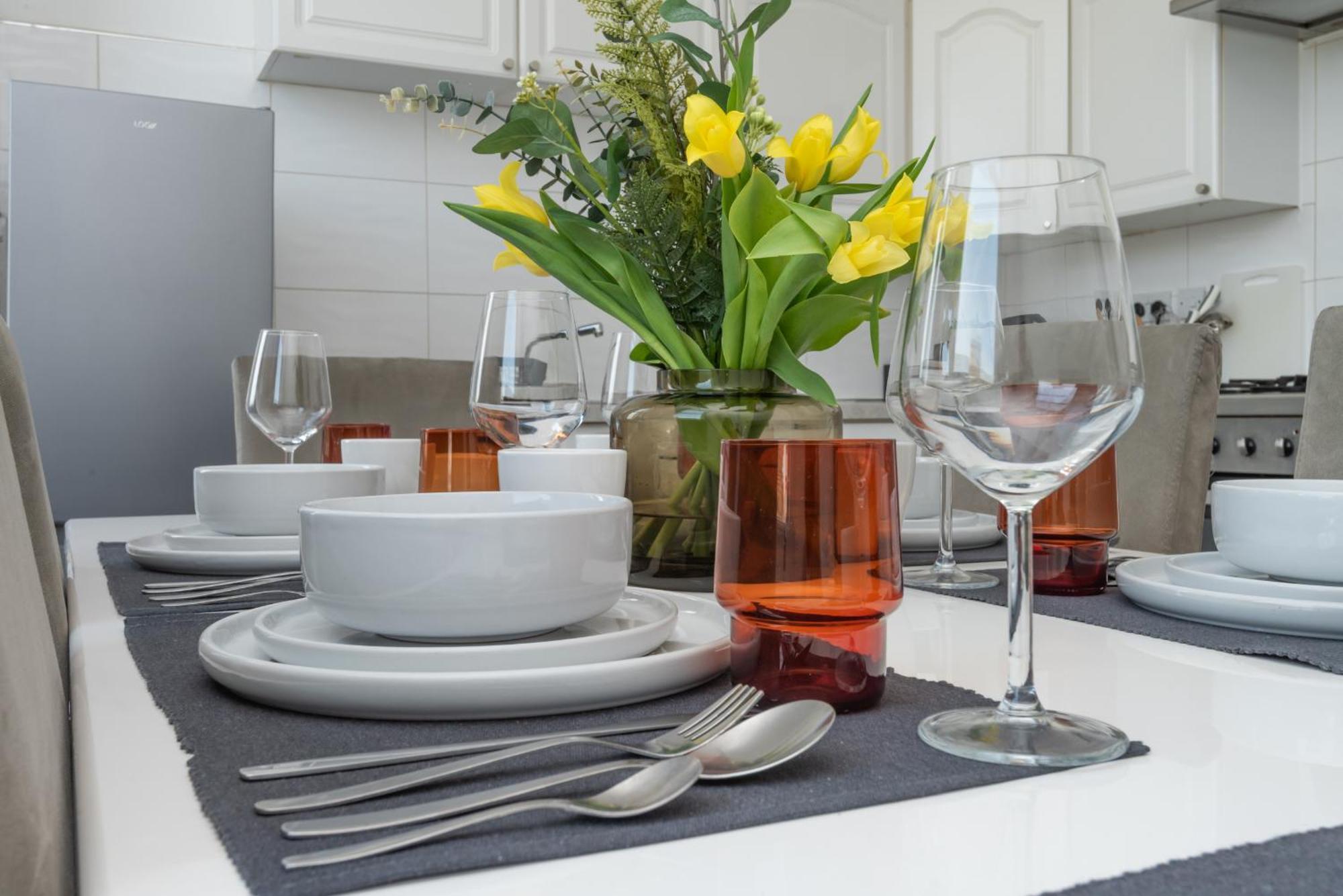 Apartment 3 Bed, 2 Bath With Terrace & Local Entertainment *