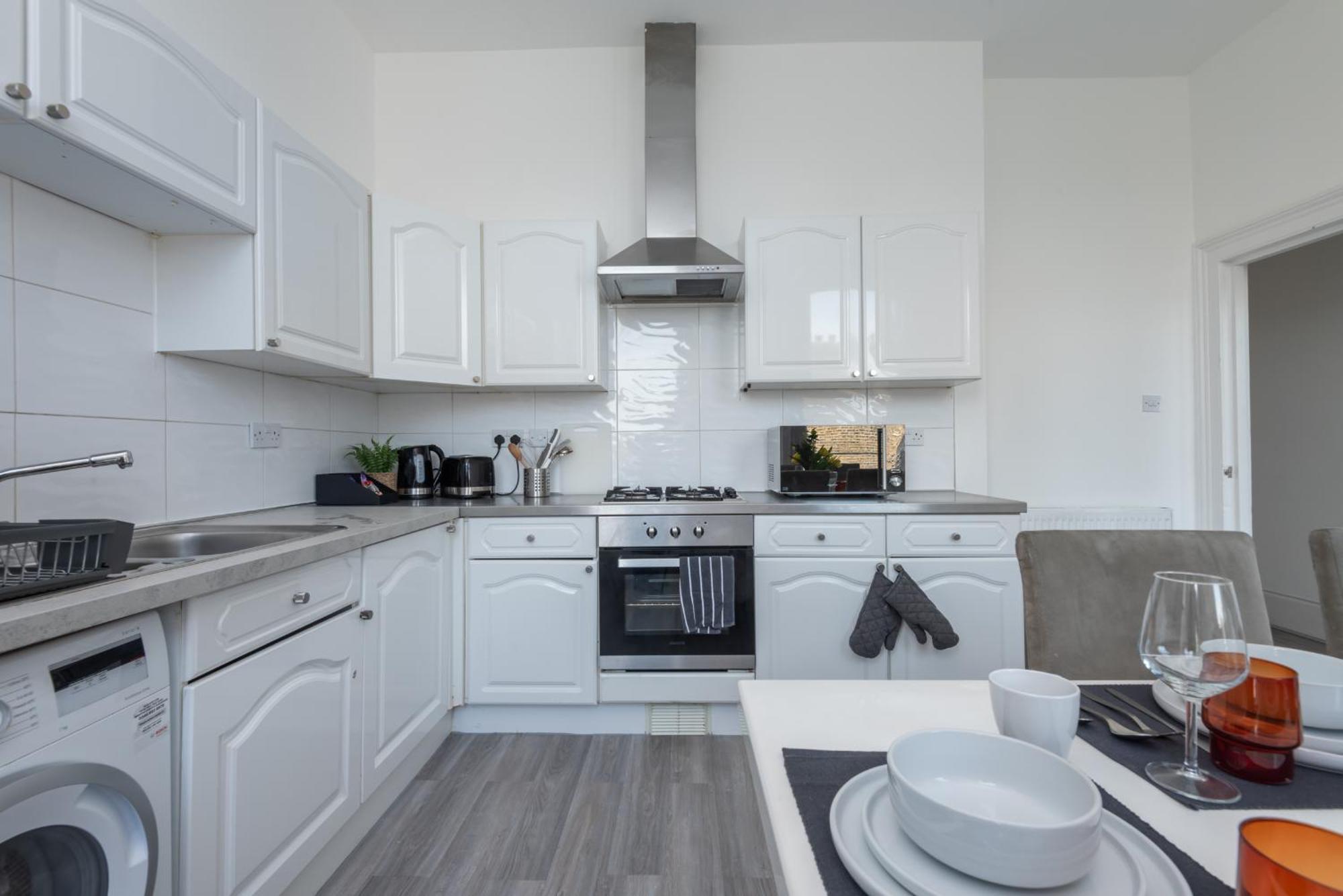 3 Bed, 2 Bath With Terrace & Local Entertainment *