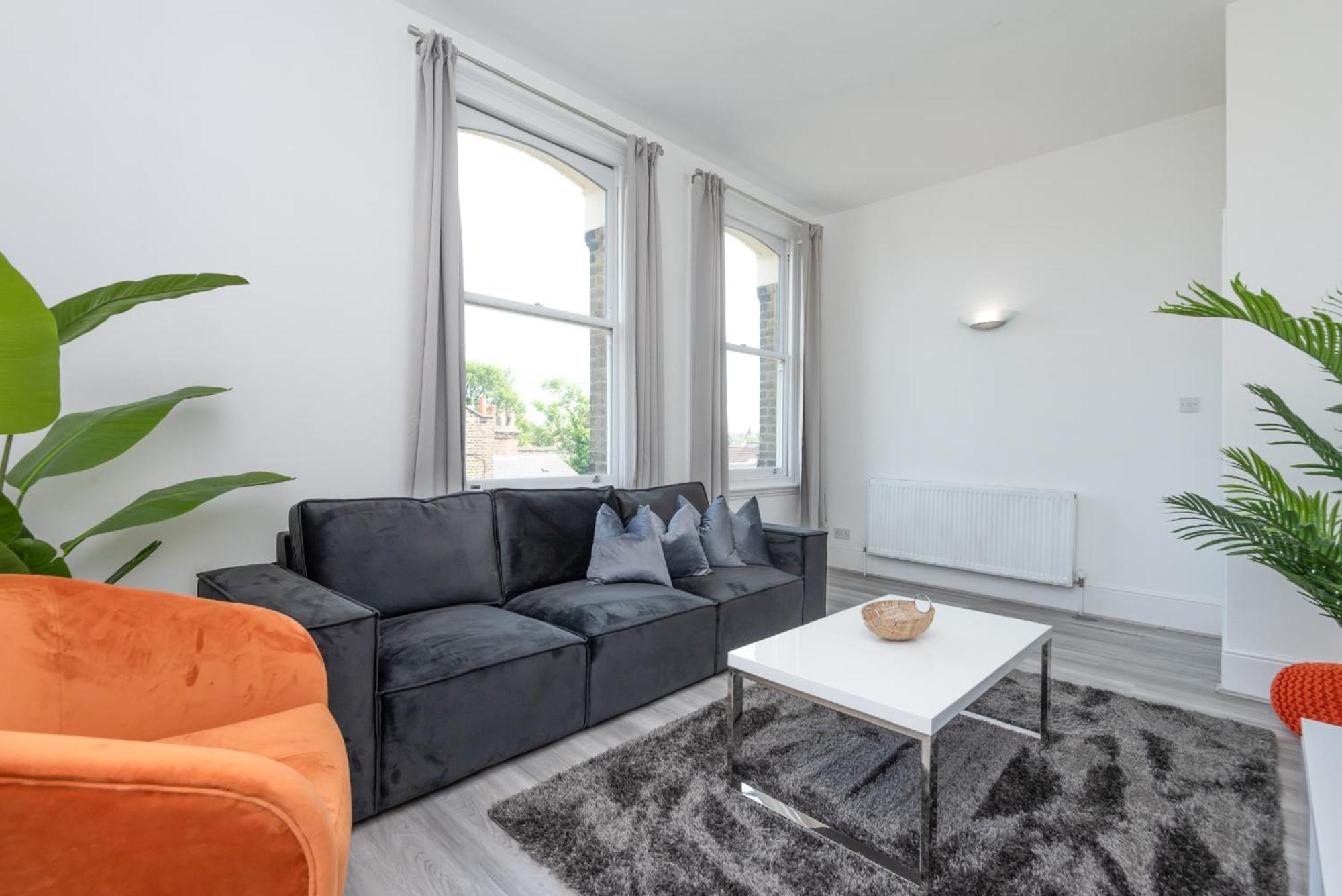 3 Bed, 2 Bath With Terrace & Local Entertainment London