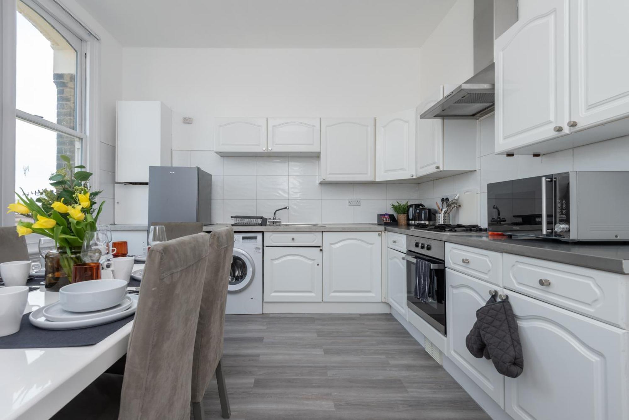 3 Bed, 2 Bath With Terrace & Local Entertainment Apartment