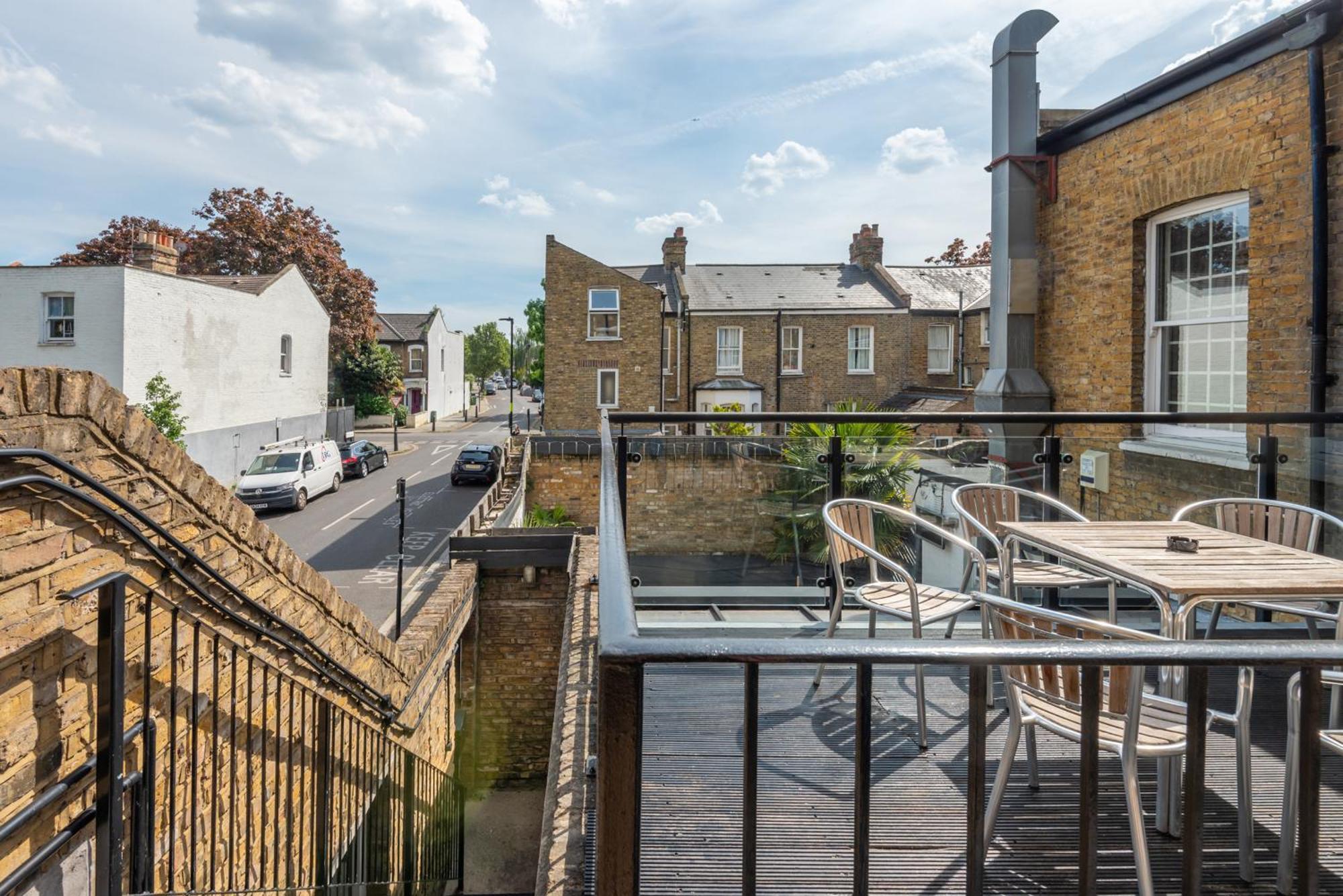 3 Bed, 2 Bath With Terrace & Local Entertainment * London