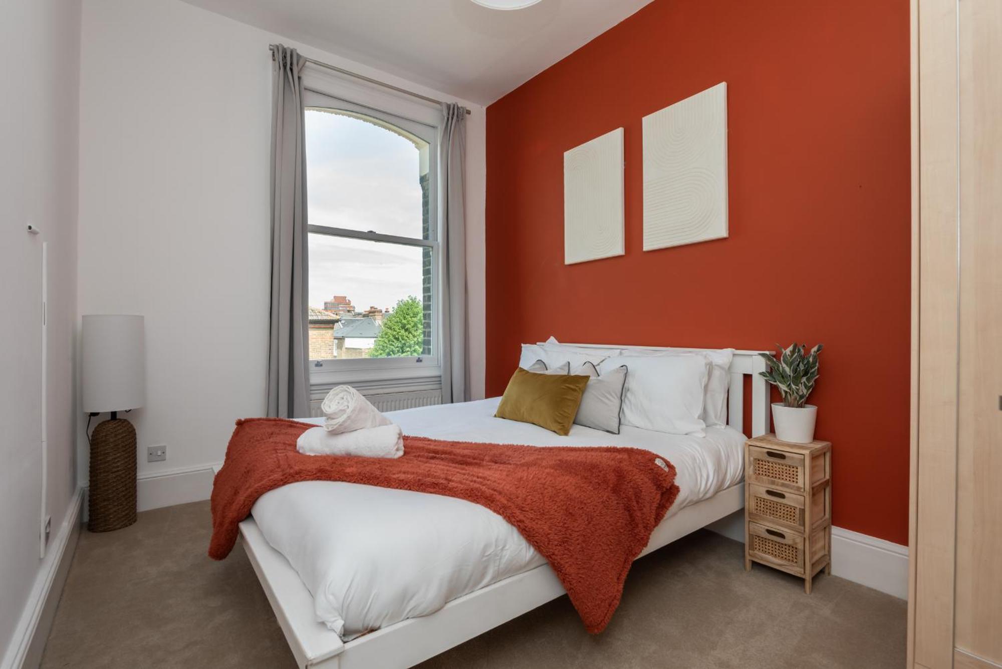3 Bed, 2 Bath With Terrace & Local Entertainment *