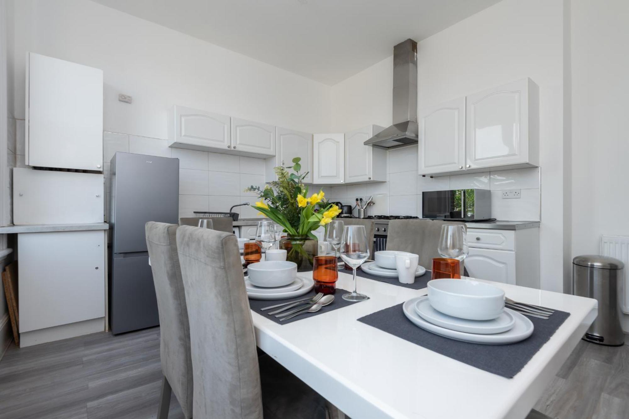 3 Bed, 2 Bath With Terrace & Local Entertainment London