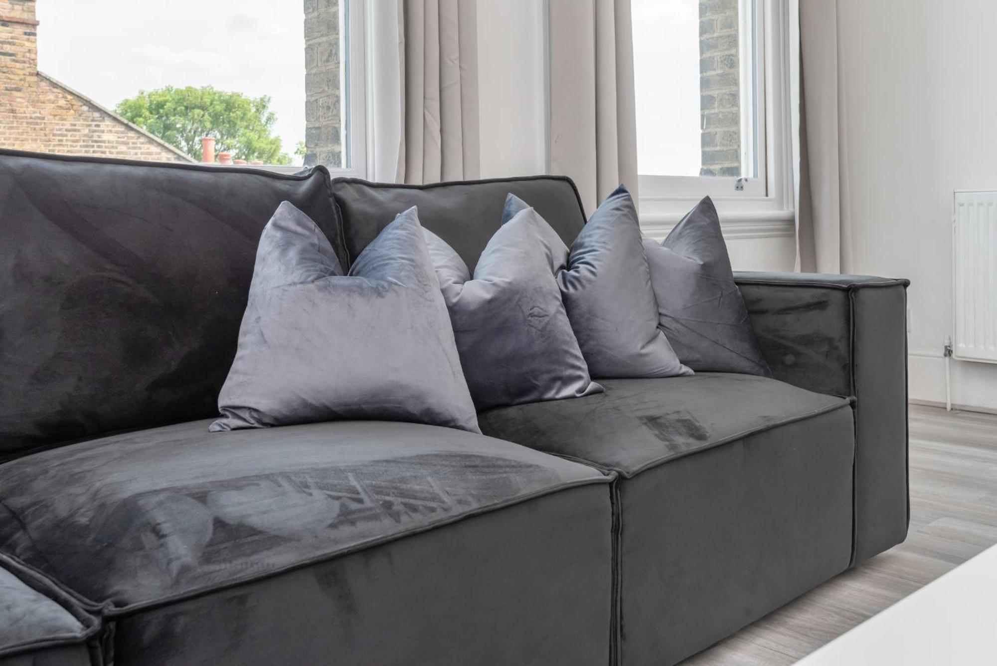 3 Bed, 2 Bath With Terrace & Local Entertainment Apartment London