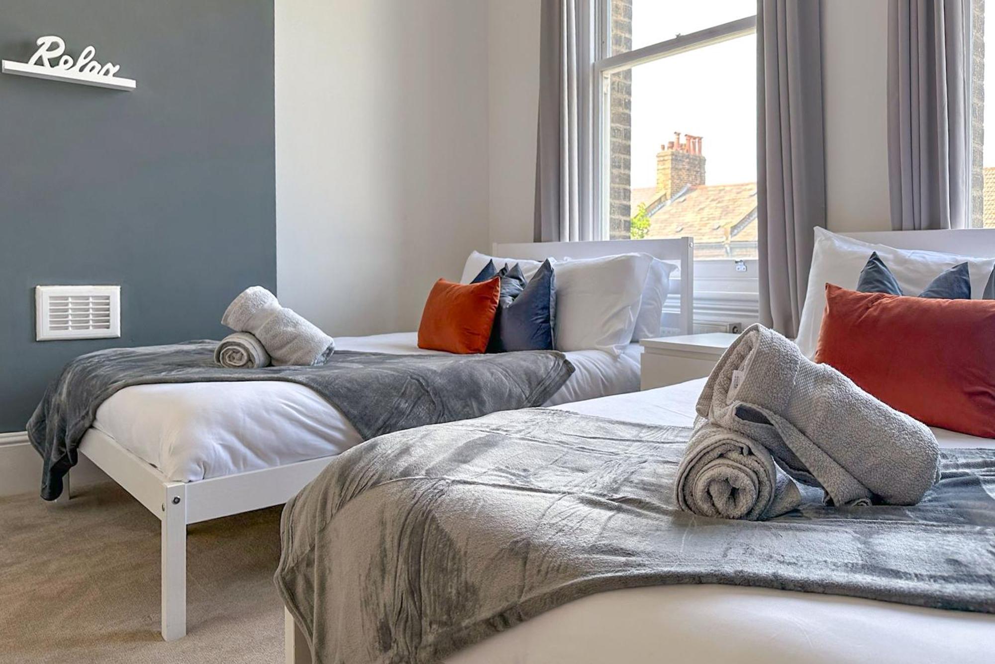 3 Bed, 2 Bath With Terrace & Local Entertainment * London