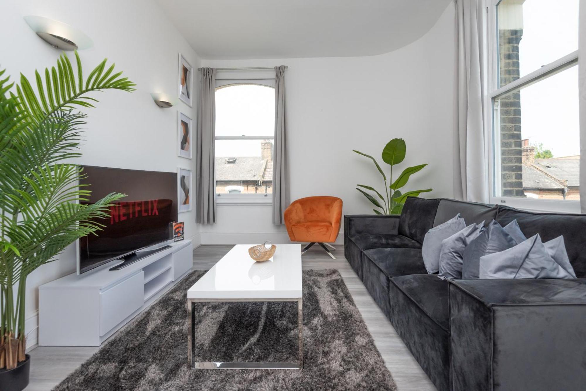 3 Bed, 2 Bath With Terrace & Local Entertainment