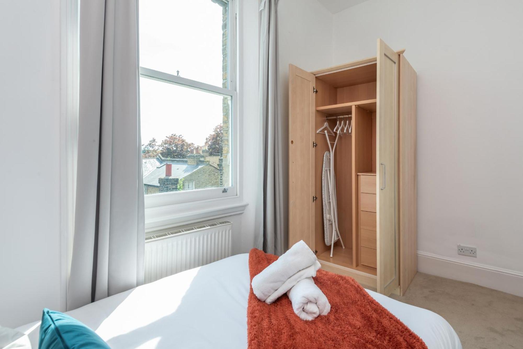 Apartment 3 Bed, 2 Bath With Terrace & Local Entertainment