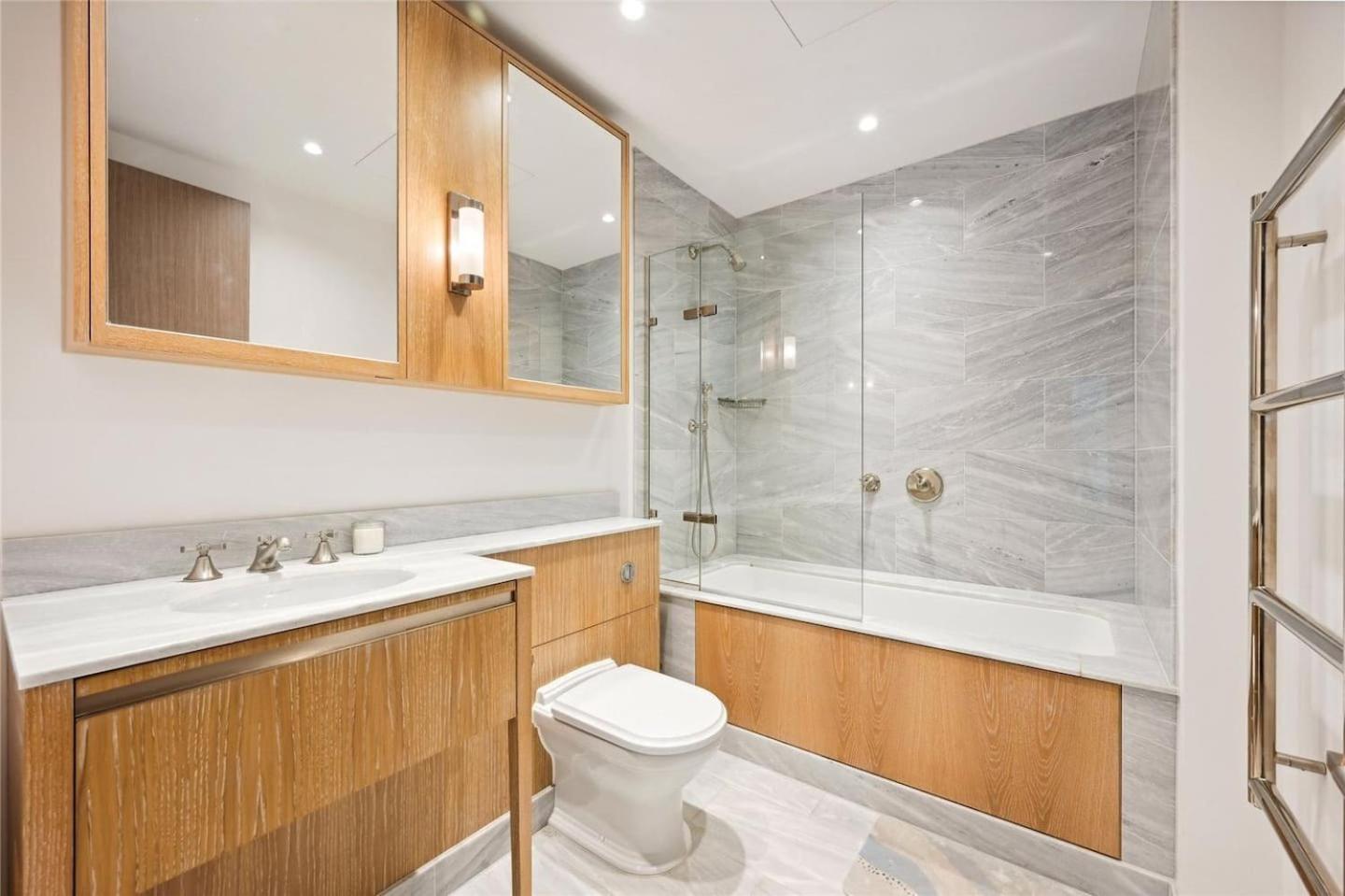 Holland Park 3 Bedroom Apartment Homestay