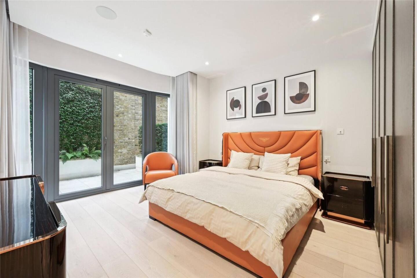 Holland Park 3 Bedroom Apartment Homestay London