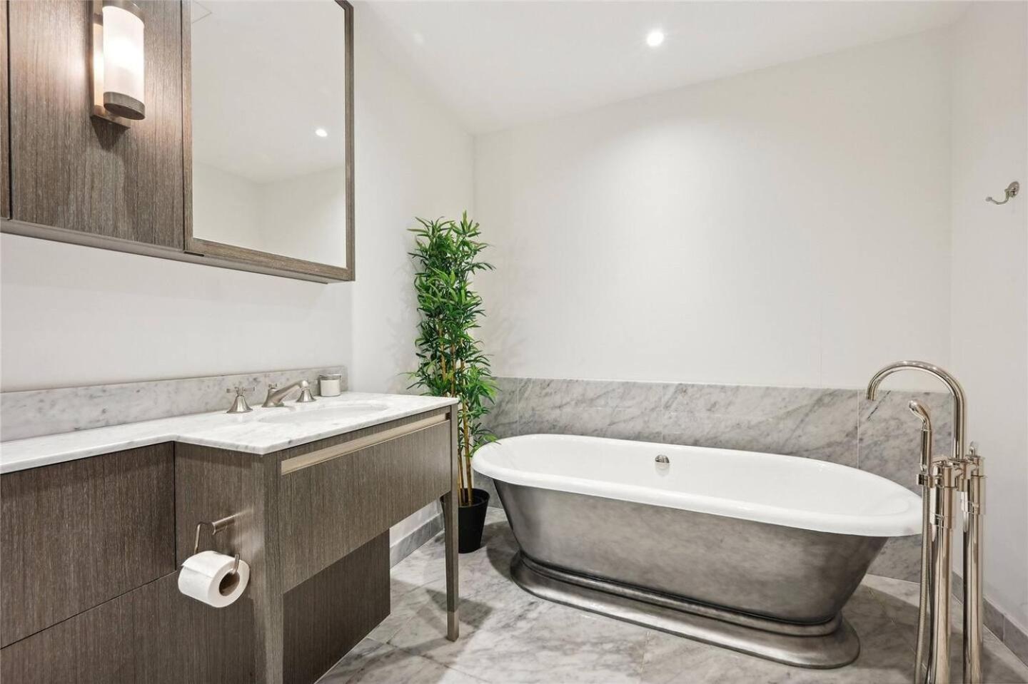 Holland Park 3 Bedroom Apartment Homestay *