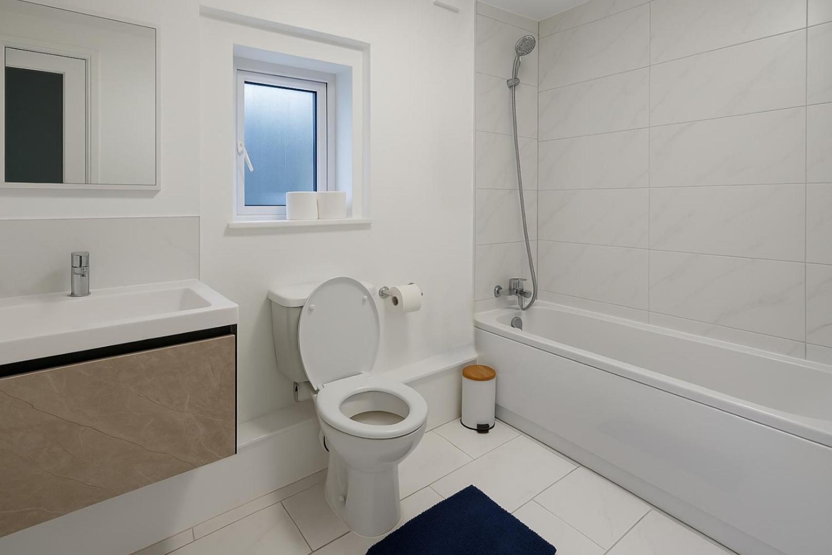 Spacious 4-bed With Secured Parking Near Abba Arena, Stadium, Tube & In Bustling Zone 2 London