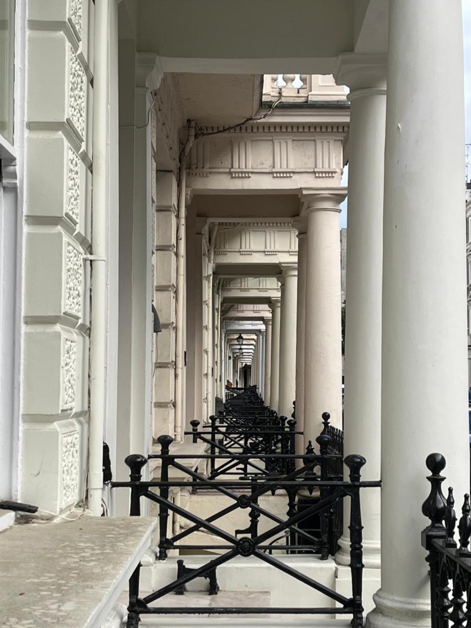 Newly Refurbished- Awesome Very Central Flat In Famous Notting Hill With A Balcony Apartment