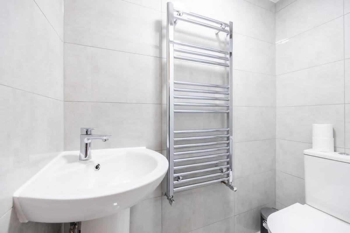 Comfortable 2br Battersea Steps To Clapham St Apartment *