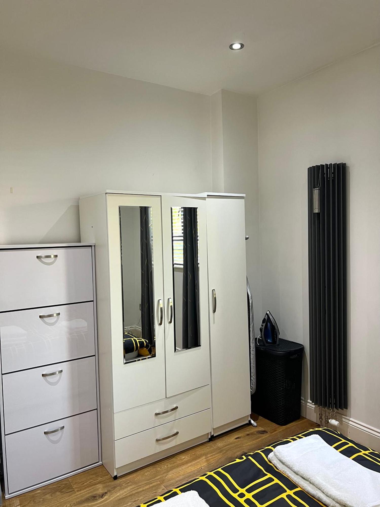 1 Bedroom Flat In London-camden Town Station London