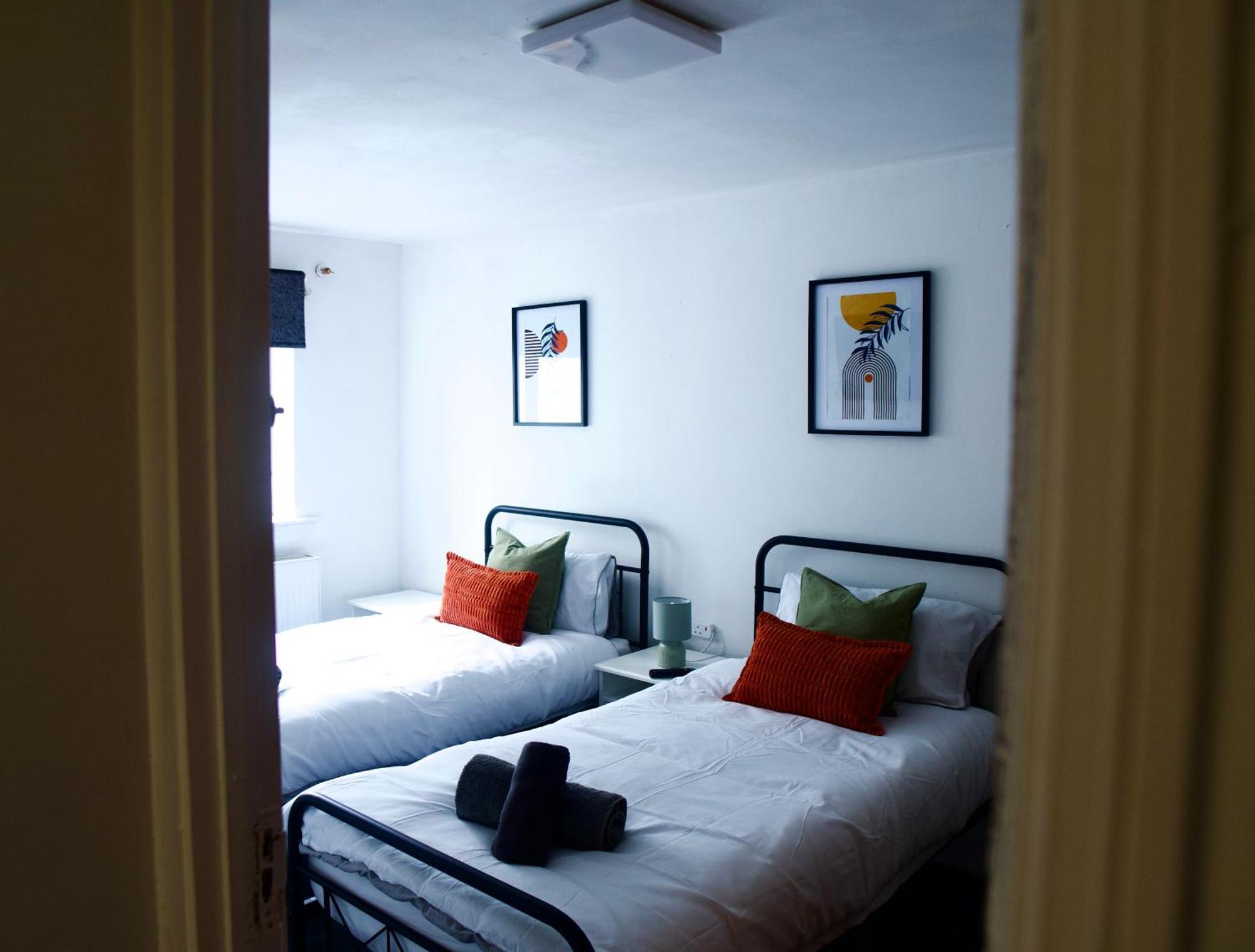 Modern 2 Bed Apartment, 8min To Stratford Station, Sleeps 6 Apartment *