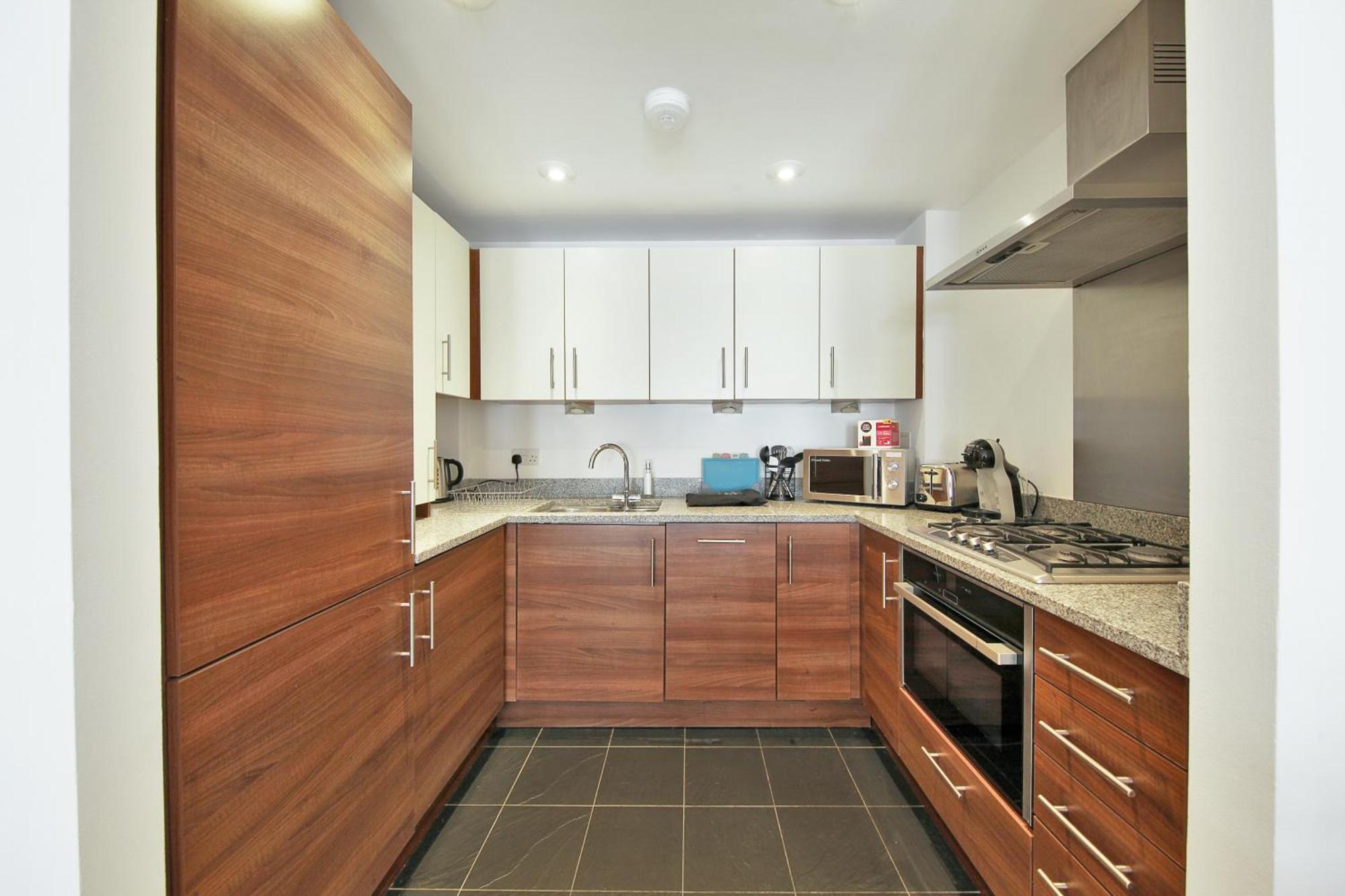 2 Bed Executive Next To Liverpool Street Free Wifi By Aparts Apartment London