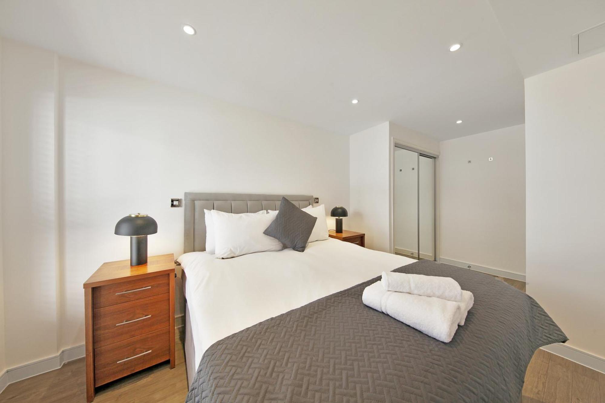 2 Bed Executive Next To Liverpool Street Free Wifi By Aparts Apartment
