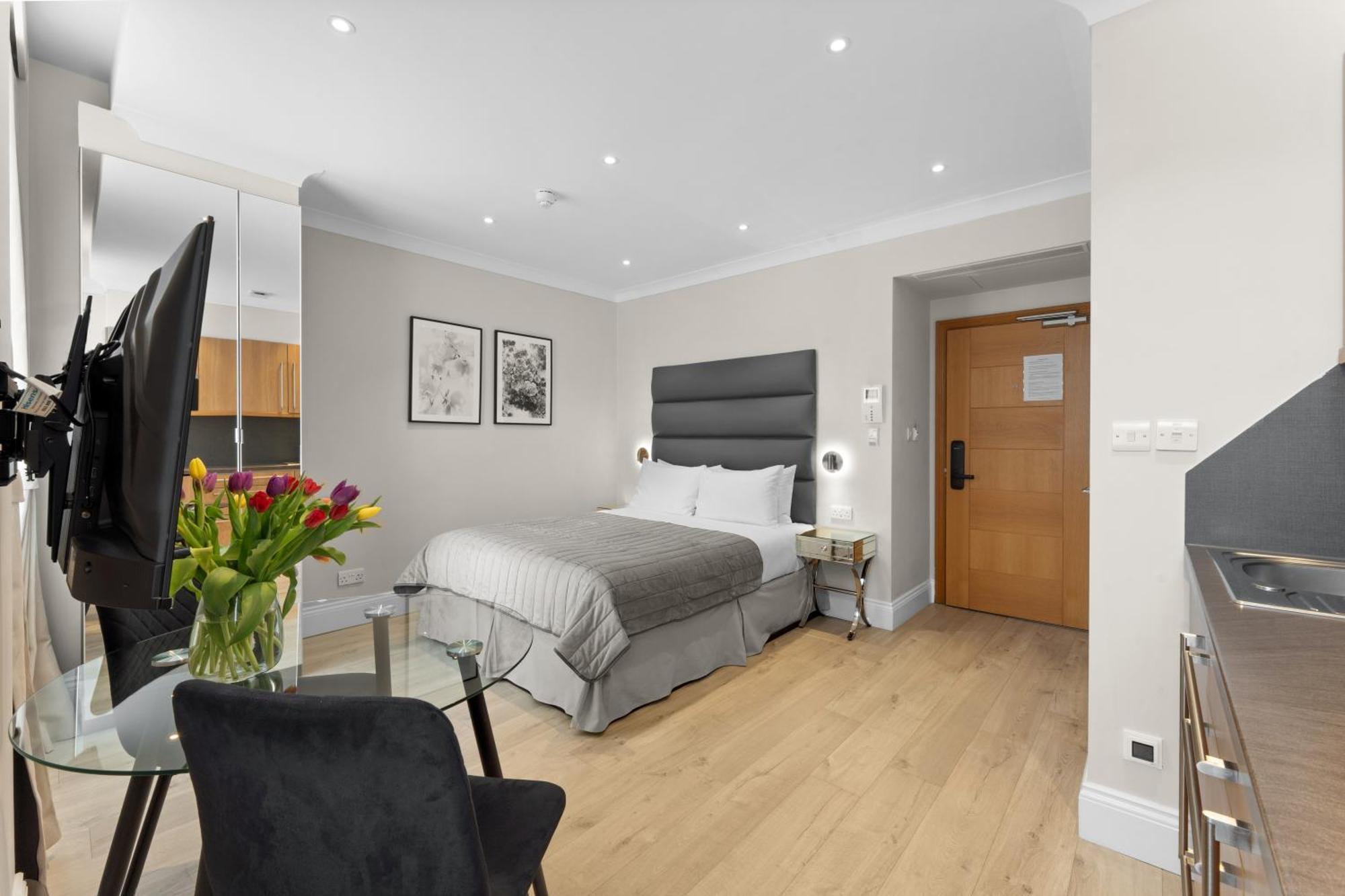 Cleveland Residences Russell Square Apartment *