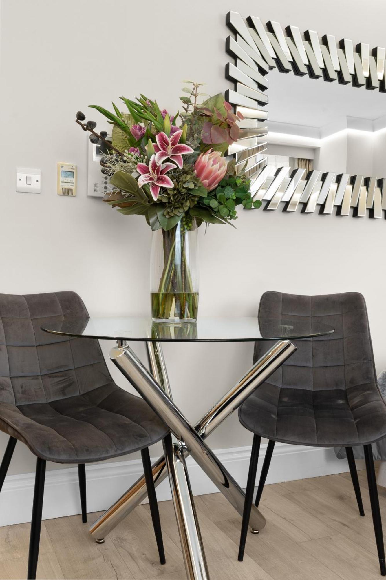 Cleveland Residences Russell Square Apartment *