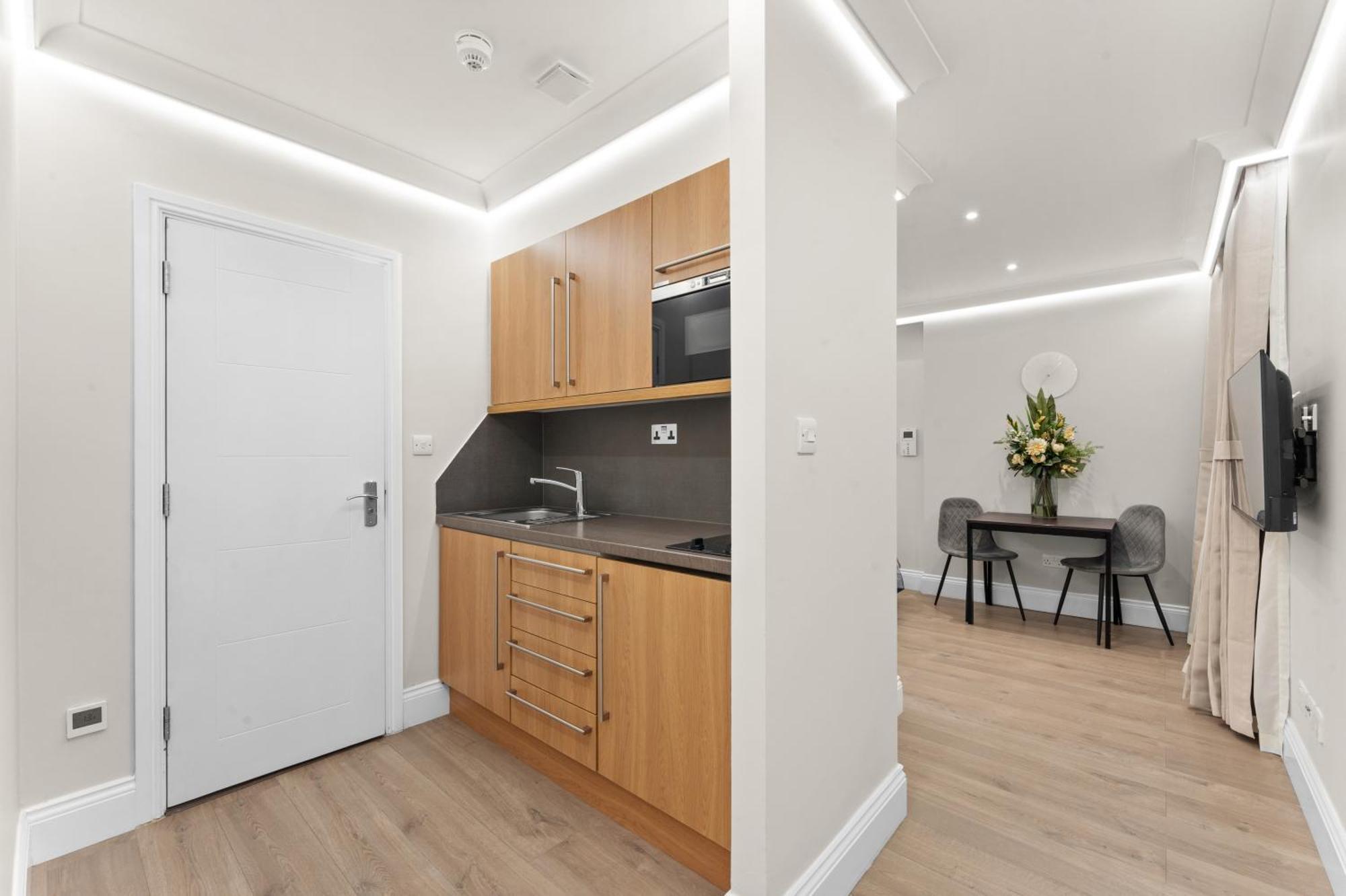 Cleveland Residences Russell Square Apartment *