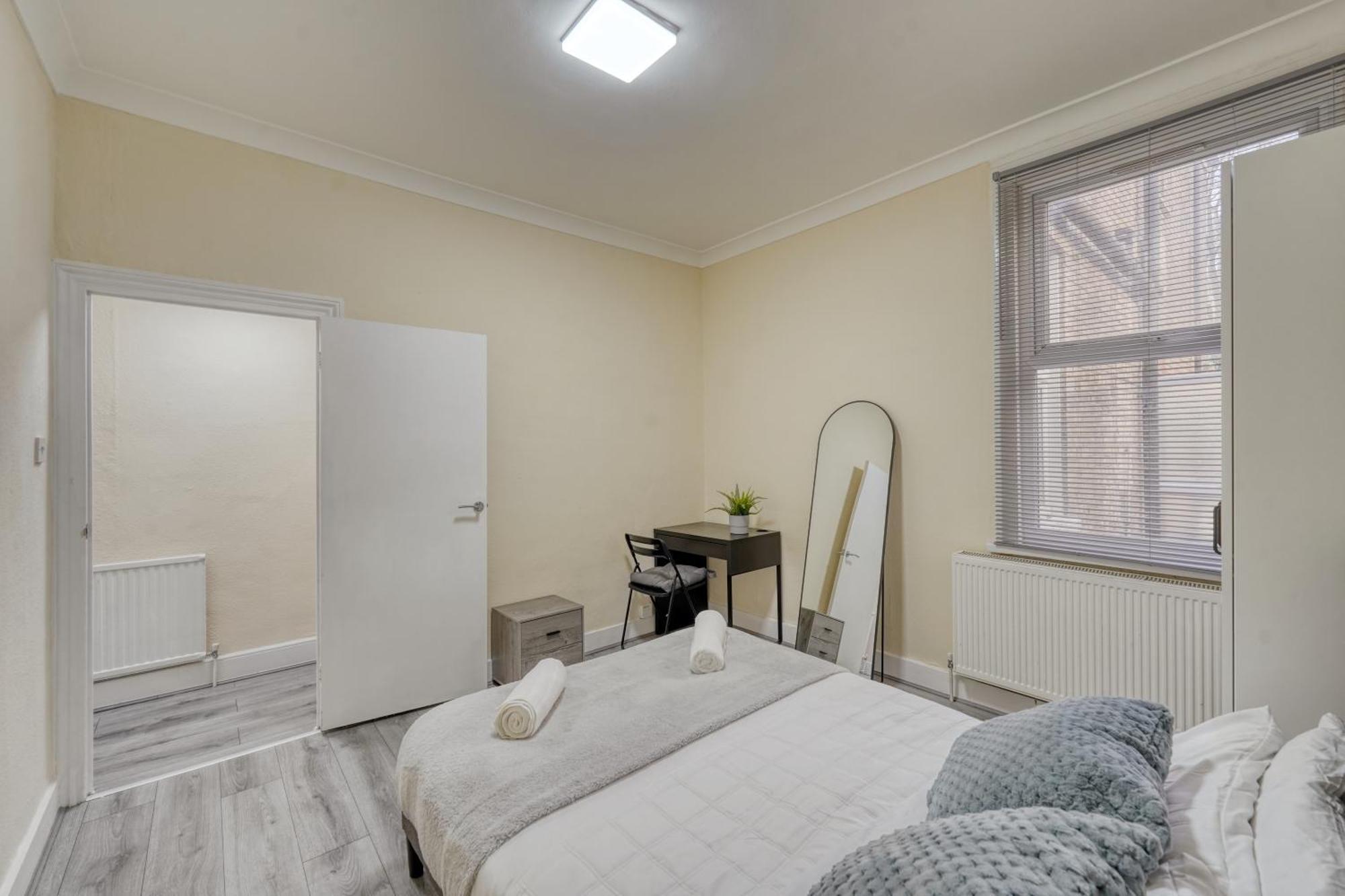 Apartment New With Large Garden London