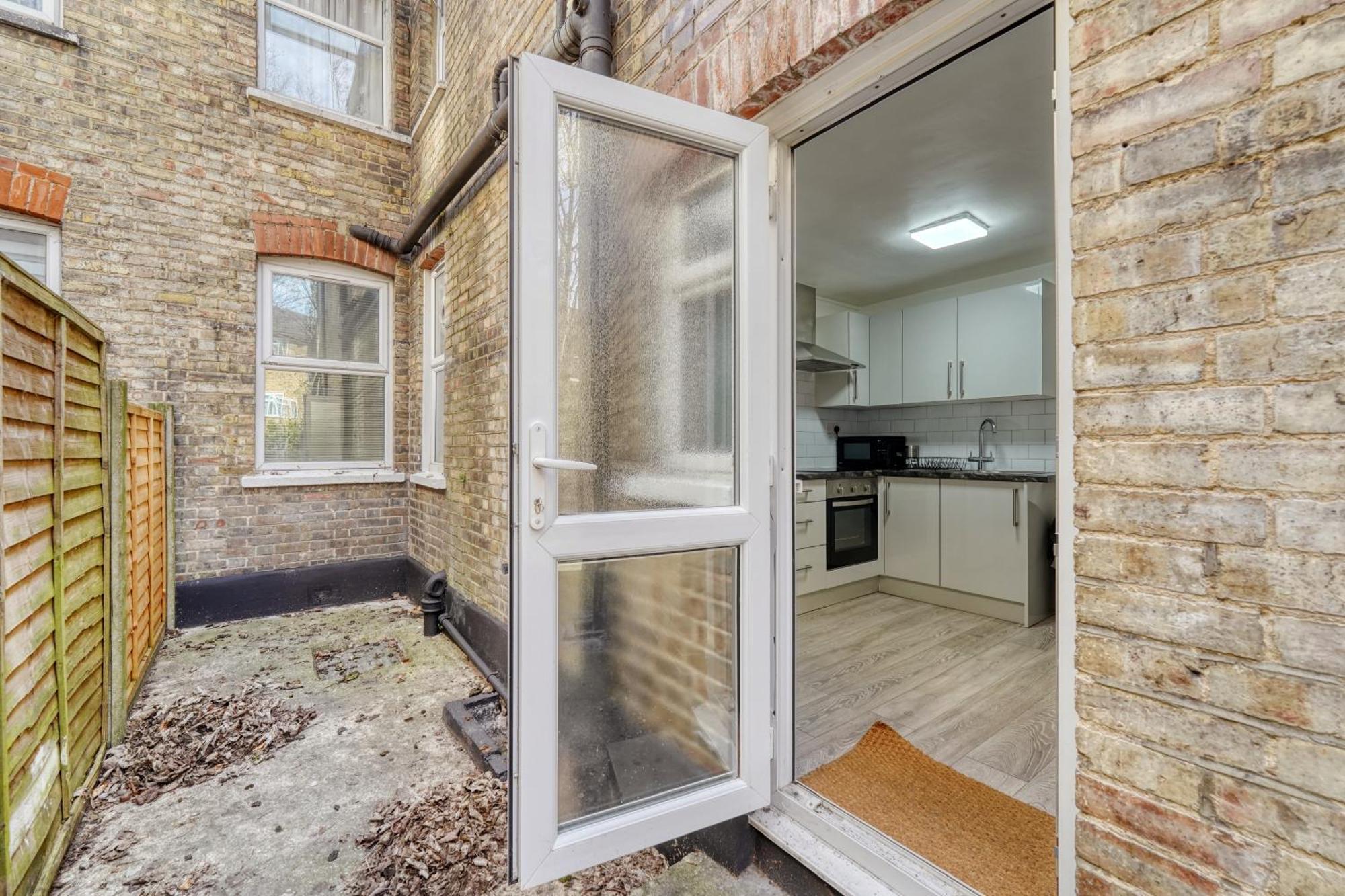 Luxury With Large Garden Apartment *