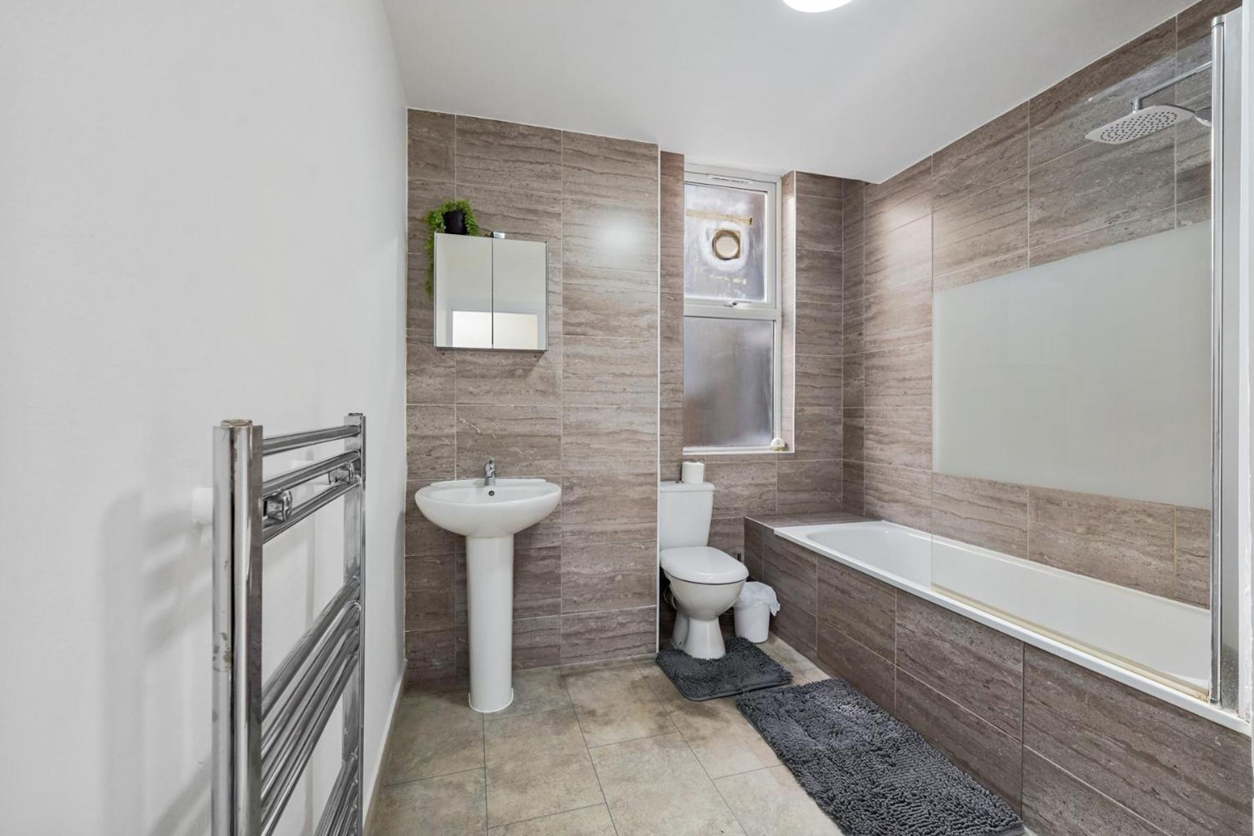 Luxury With Large Garden Apartment *
