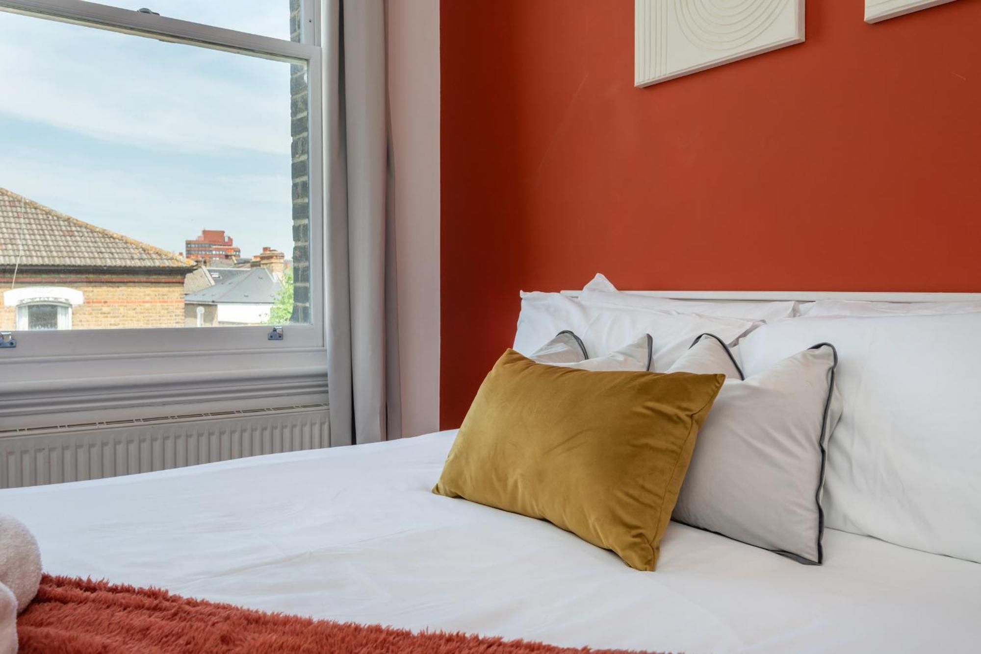 Apartment 3 Bed, 2 Bath With Terrace & Local Entertainment London