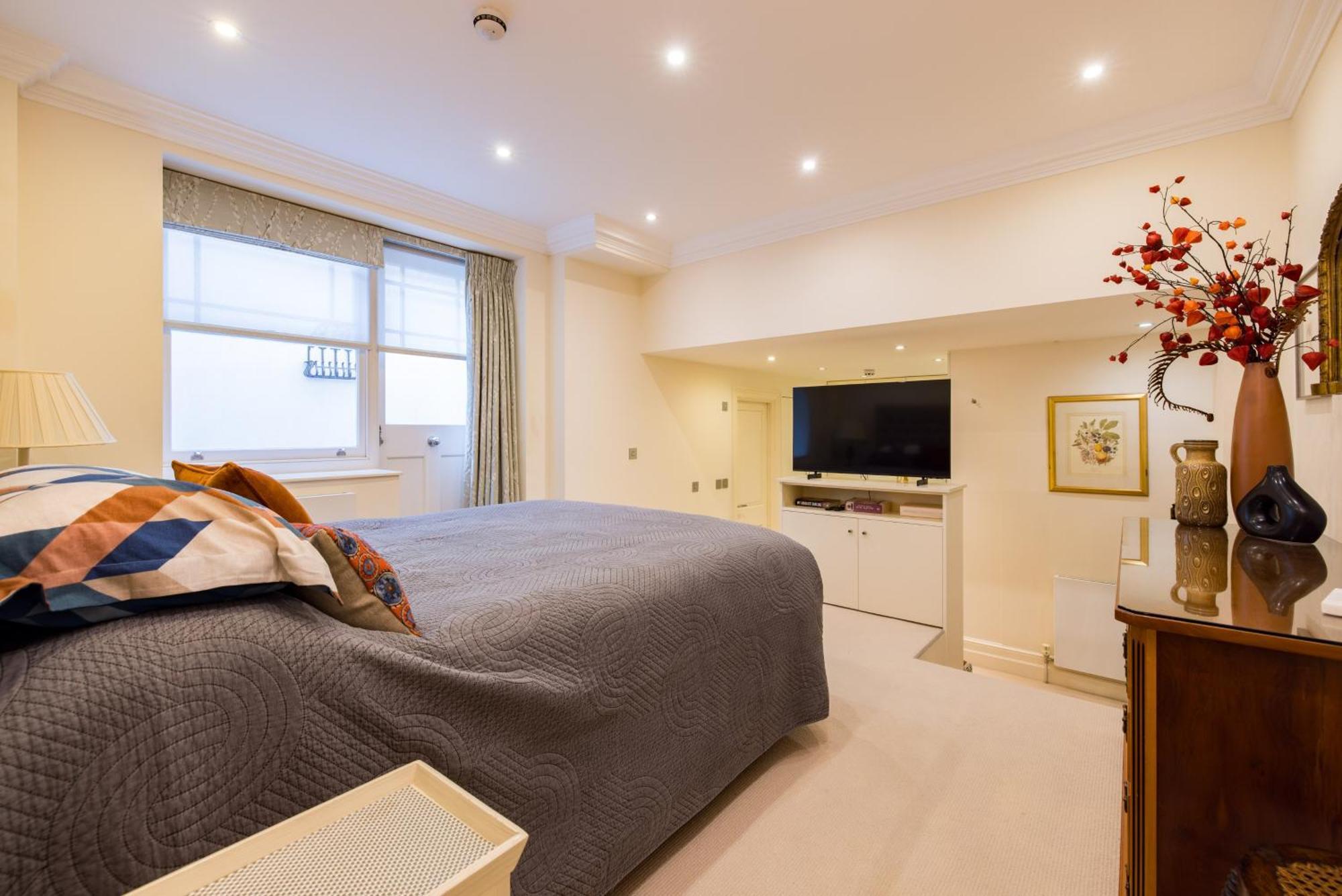 Paddington 7-bed 13-guest Massive House W Patio Apartment