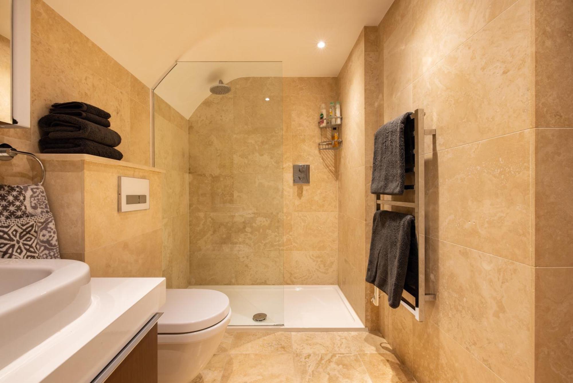 Paddington 7-bed 13-guest Massive House W Patio Apartment London
