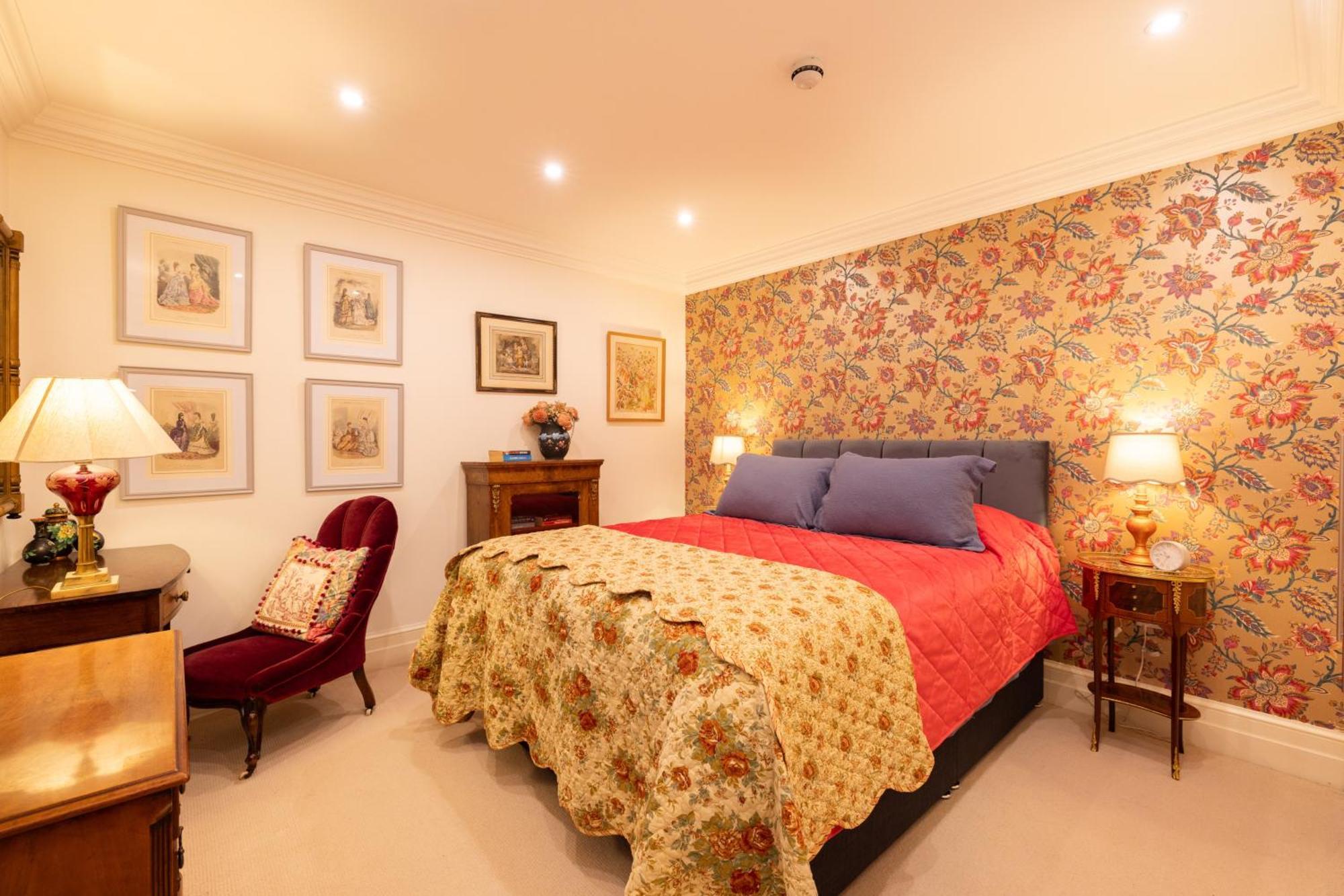 Paddington 7-bed 13-guest Massive House W Patio London
