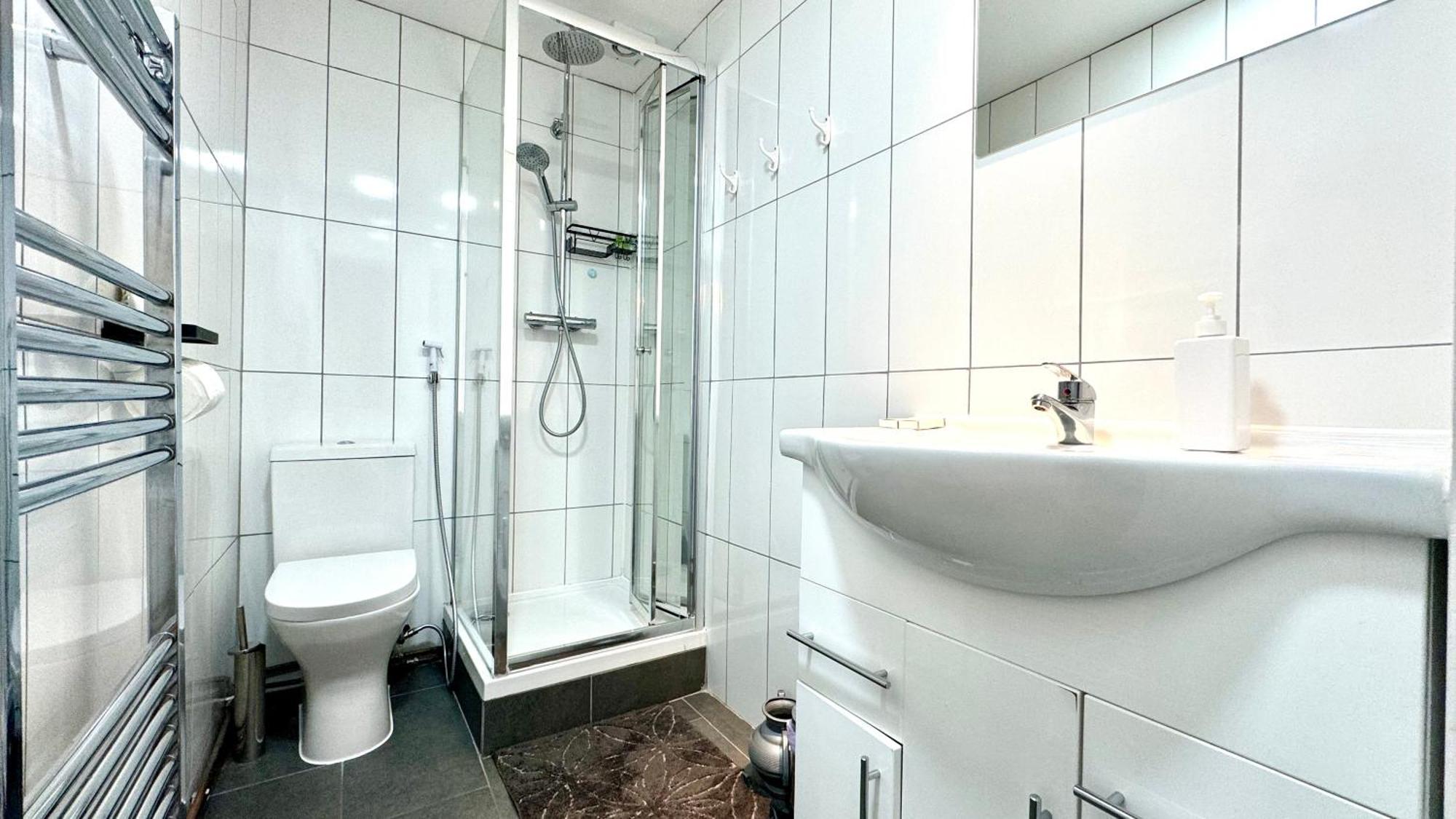 Stylish 2 Bedroom By Ali Apartment *