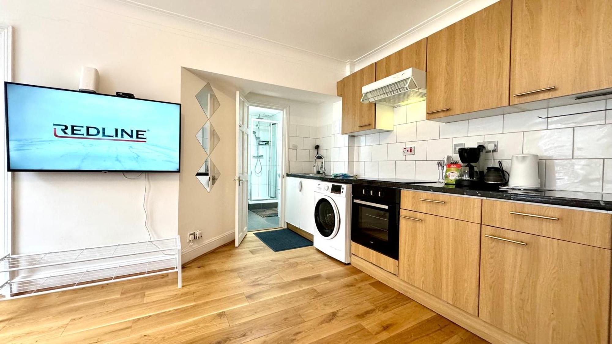 Stylish 2 Bedroom By Ali Apartment