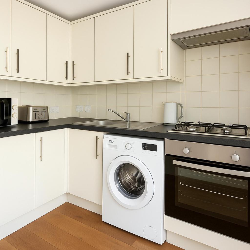 Modern Flat With Classic Charm - Goldhawk Apartment