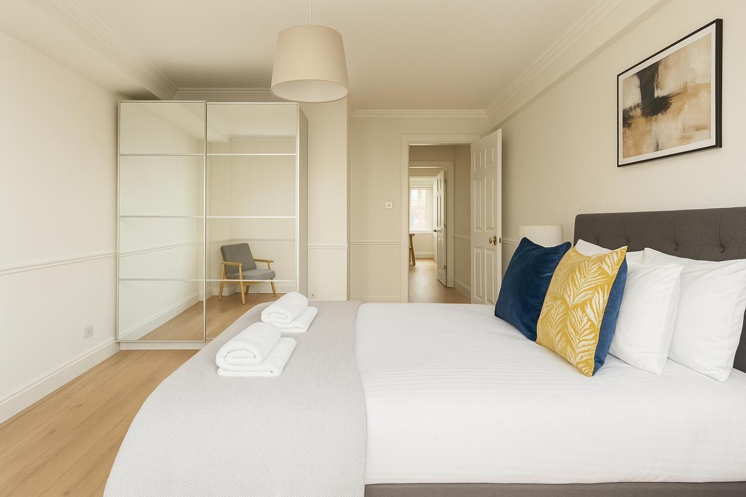 Modern Flat With Classic Charm - Goldhawk Apartment