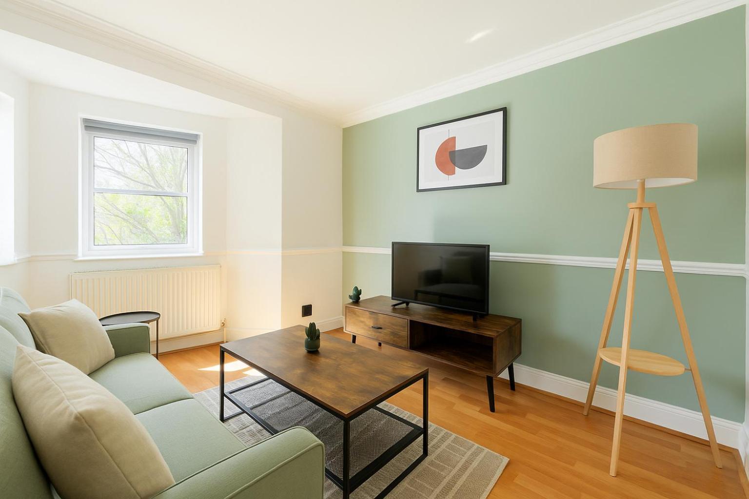 Modern Flat With Classic Charm - Goldhawk London
