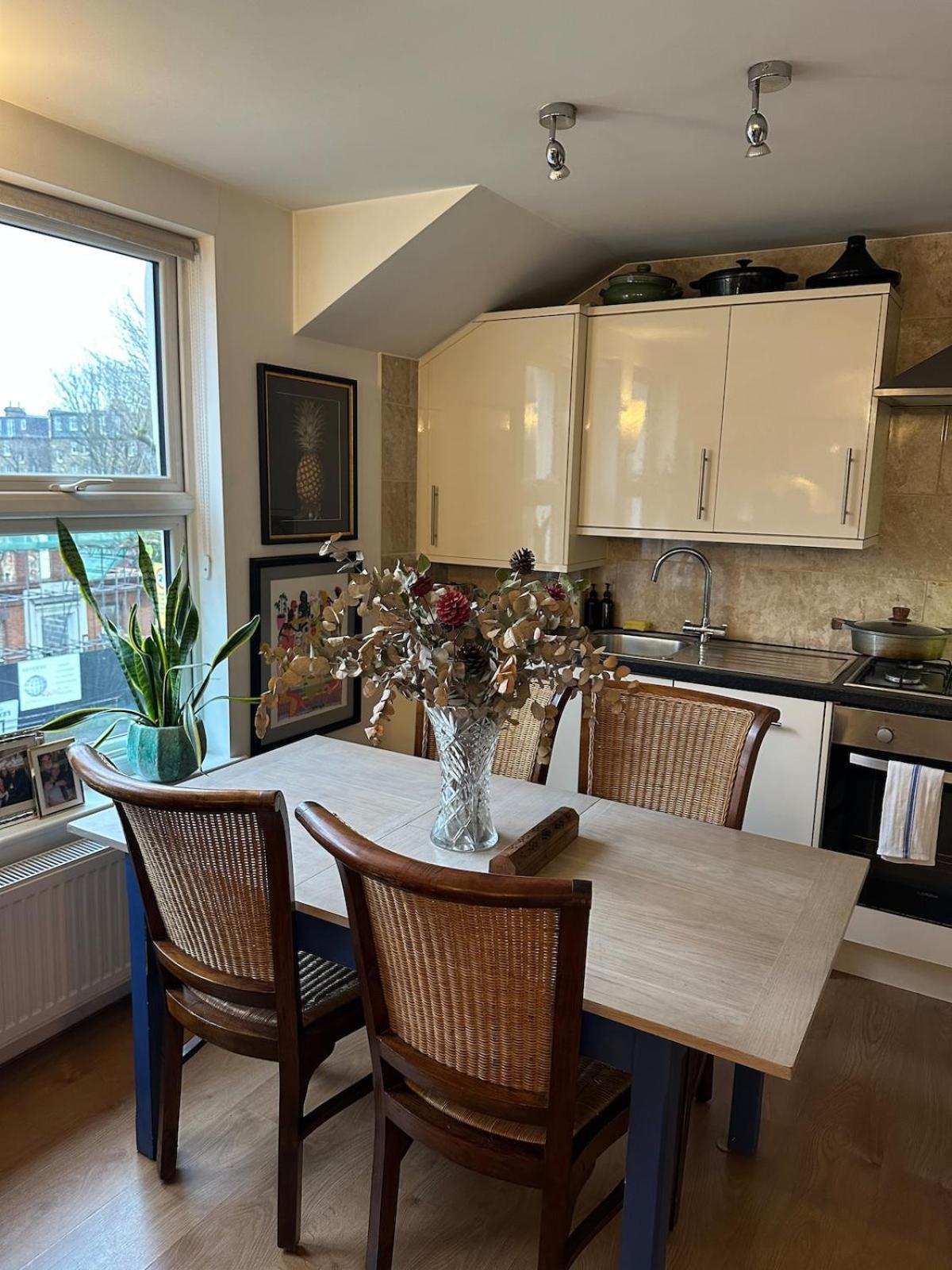 Clapham South - Large 1 Bed Penthouse Apartment London
