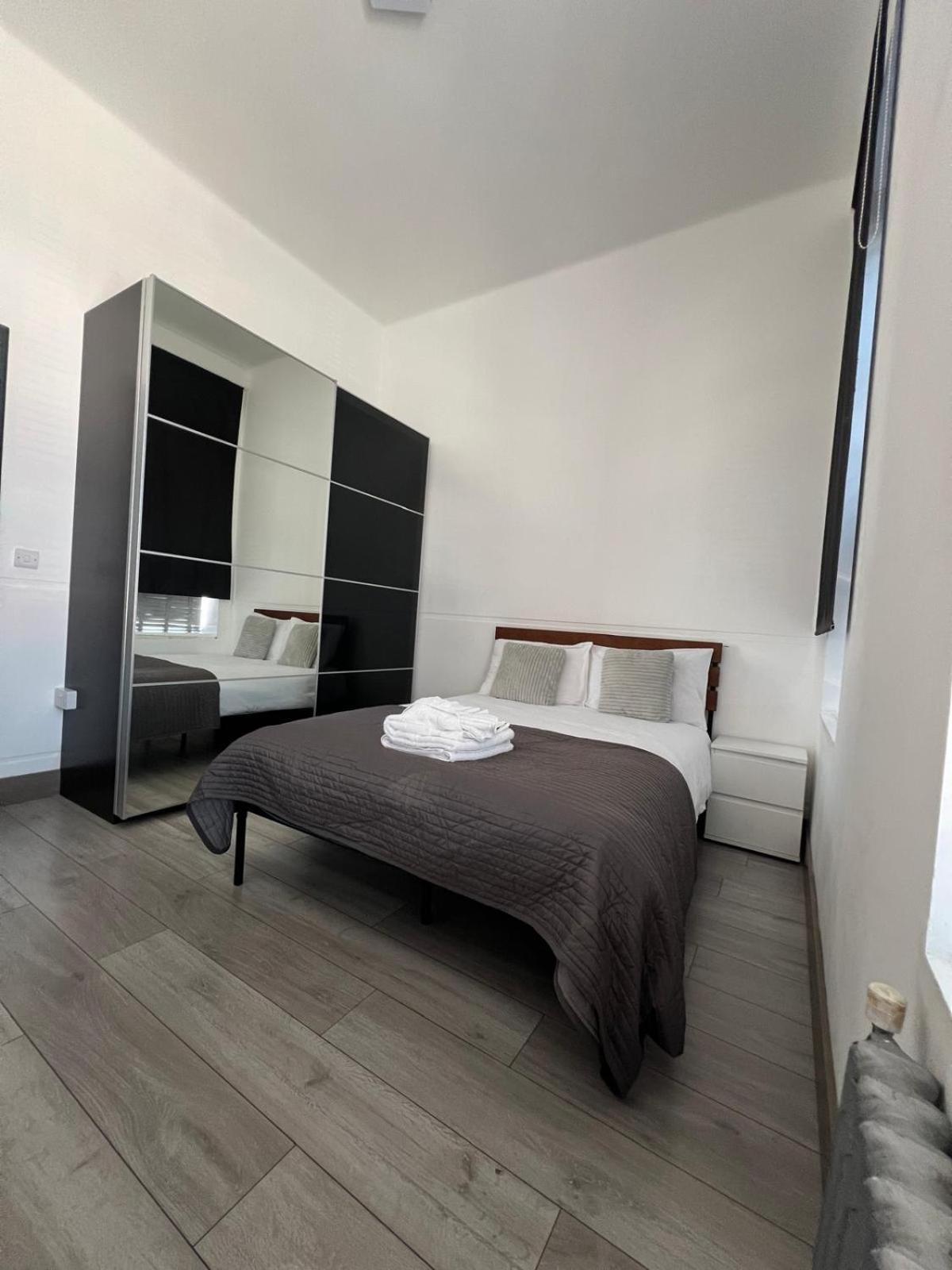 Modern 2bed Warehouse Conversion For 6 People - London