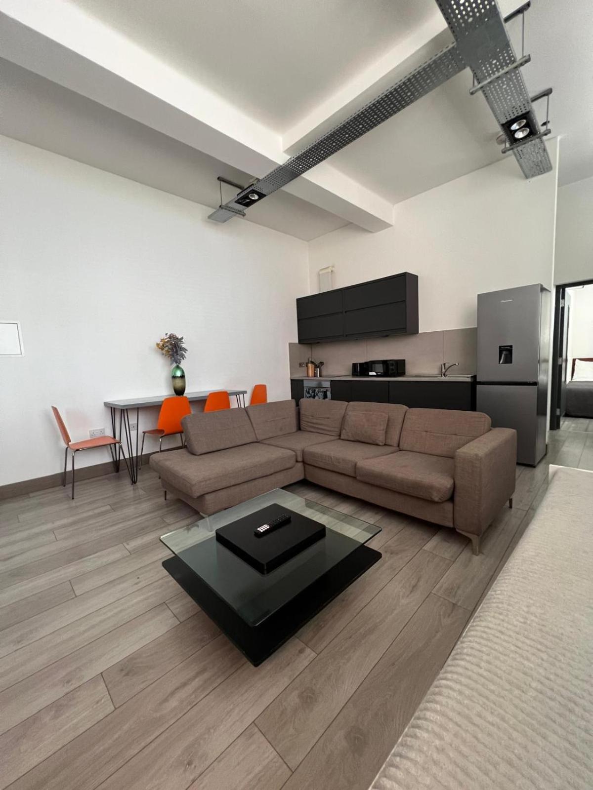 Modern 2bed Warehouse Conversion For 6 People -