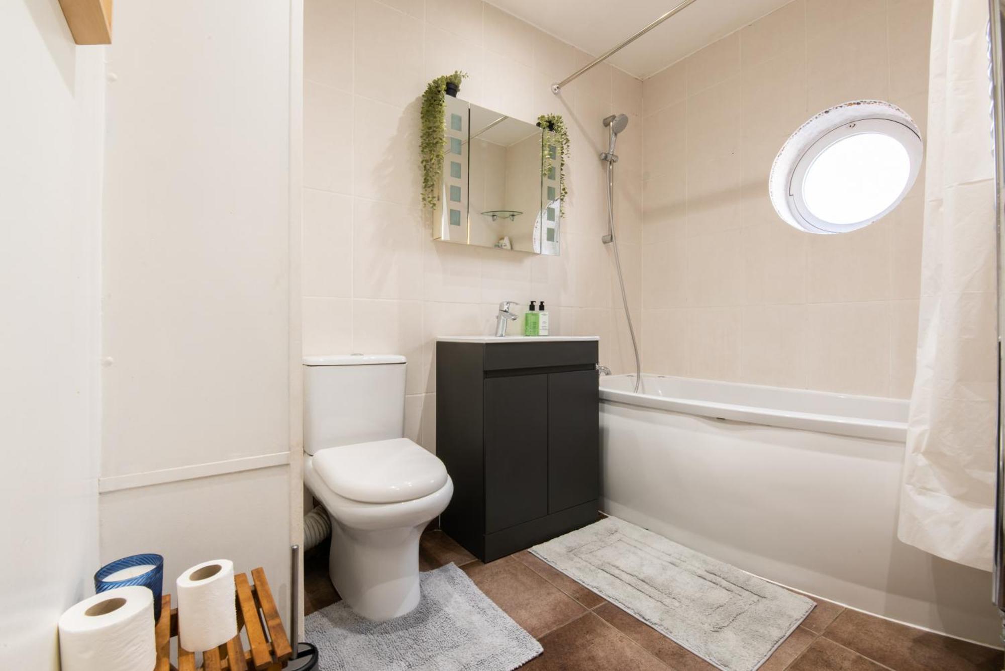 Apartamento Stratford - Spacious 2 Bed Flat With Secured Parking & Private Garden