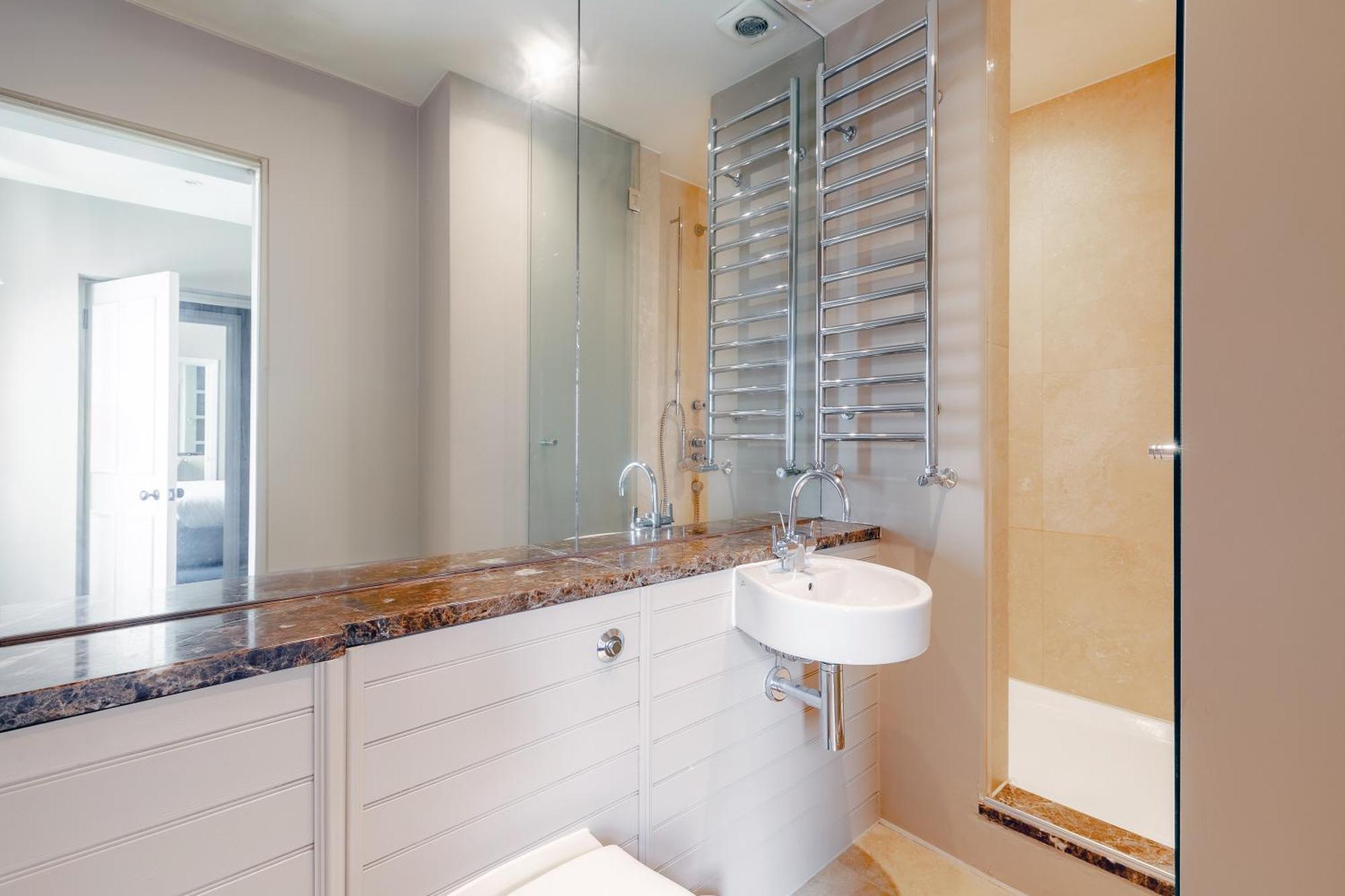 Luxurious 2bed 2bath By Hyde Park London